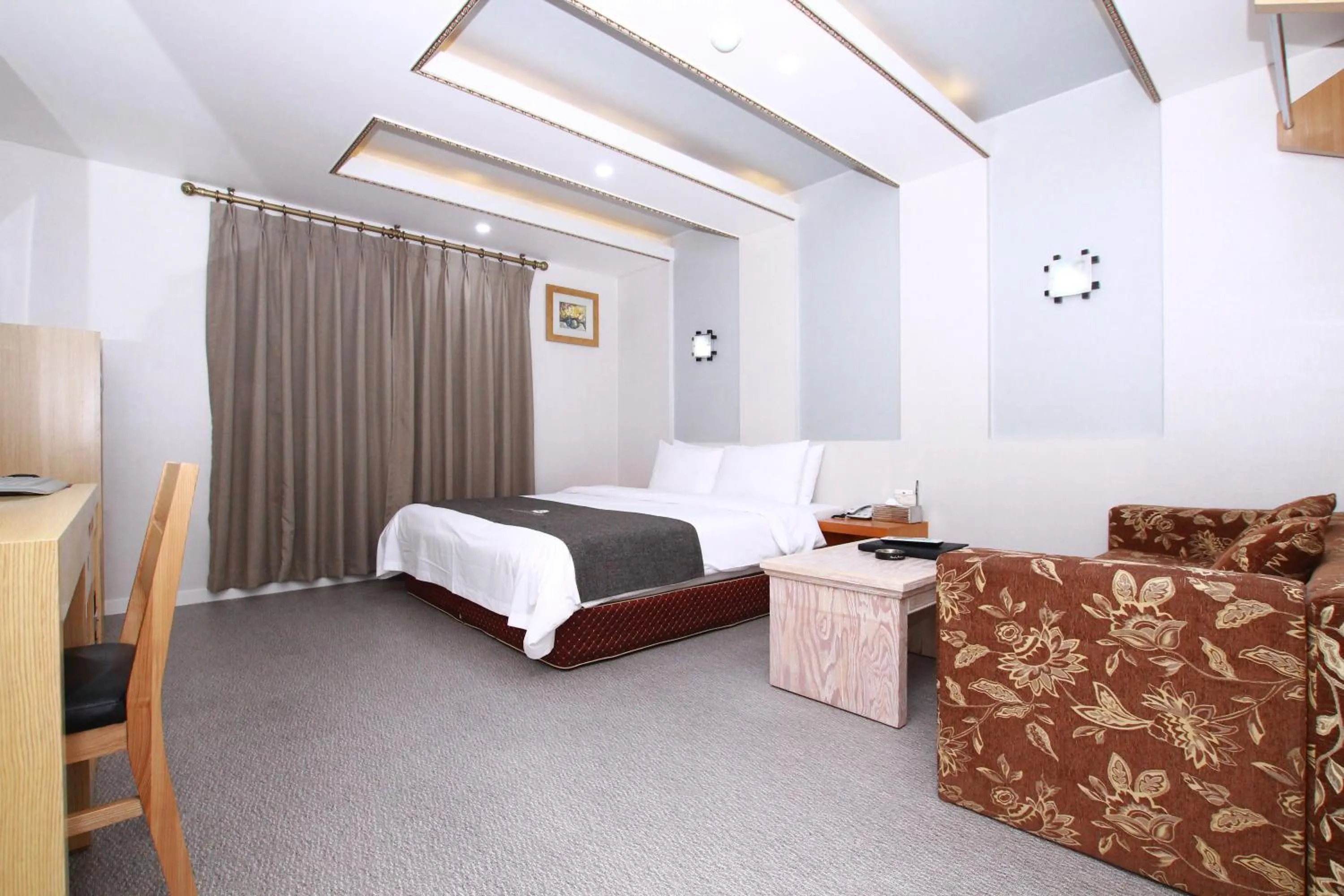 Photo of the whole room, Bed in Symphony Hotel