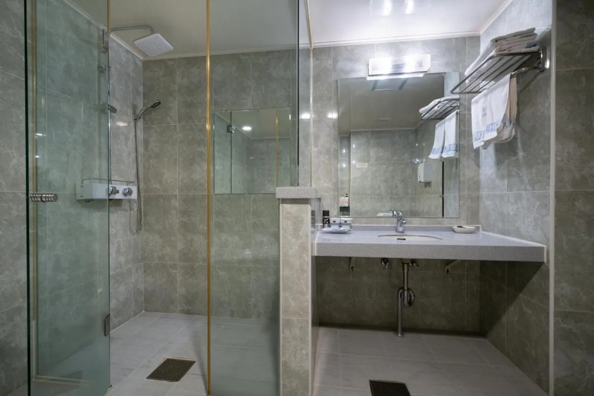 Shower in Symphony Hotel