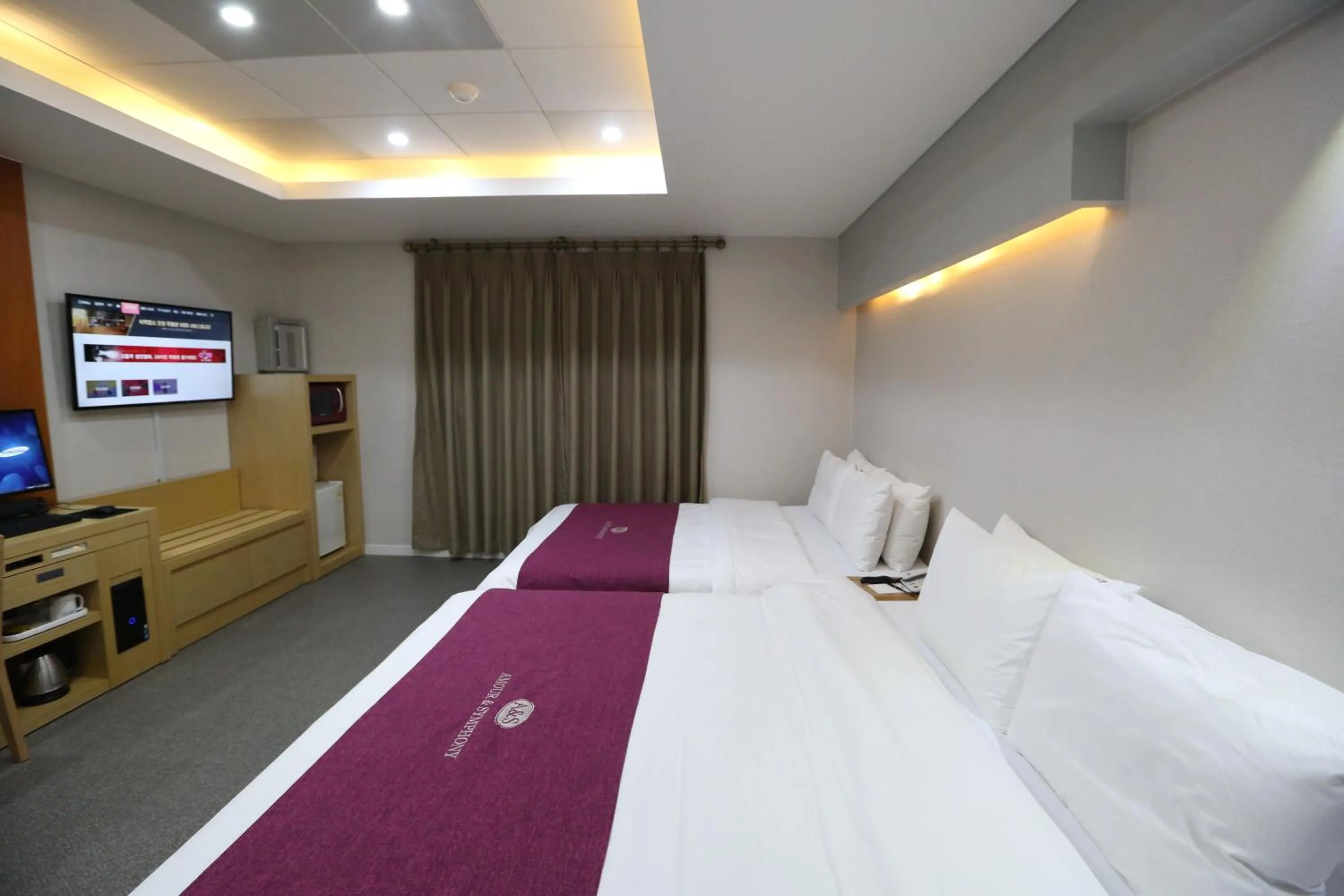 Photo of the whole room, Bed in Symphony Hotel