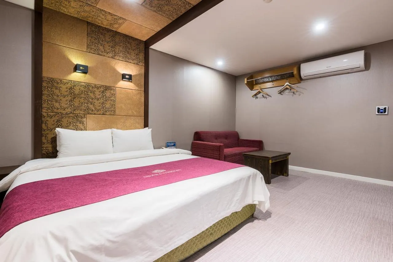 Bedroom, Bed in Symphony Hotel