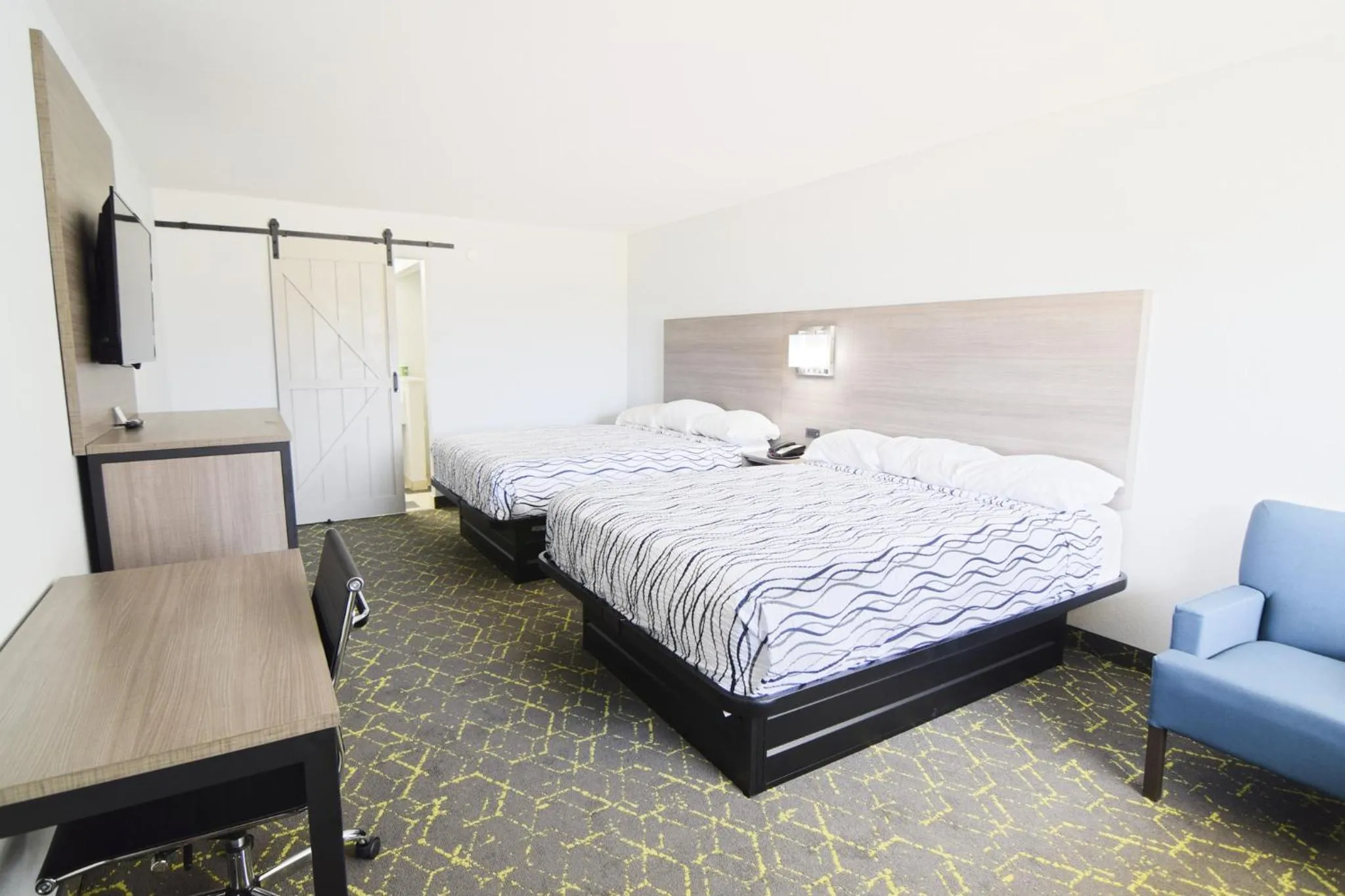 Photo of the whole room, Bed in Walnut Inn Roland