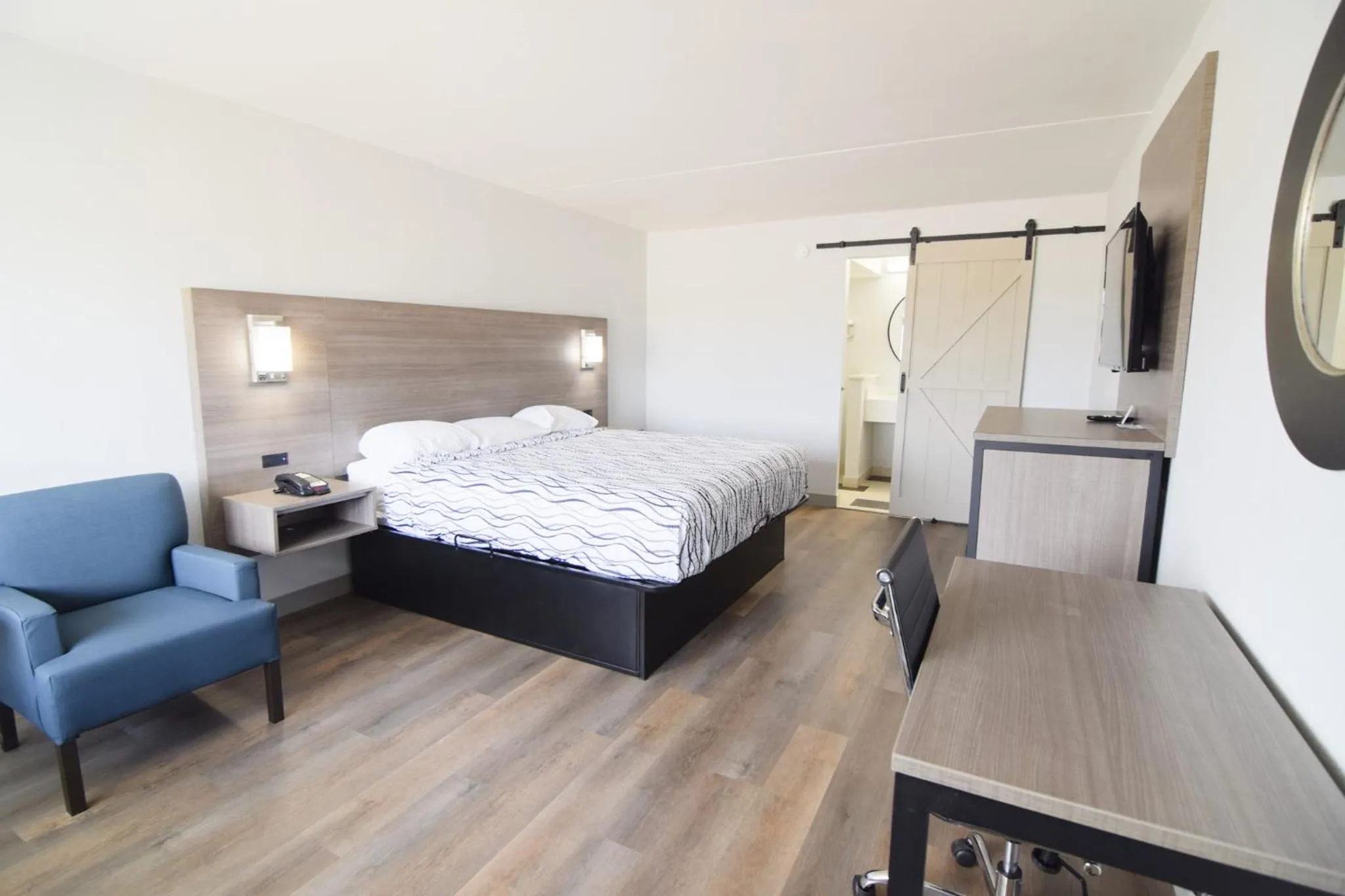 Photo of the whole room, Bed in Walnut Inn Roland