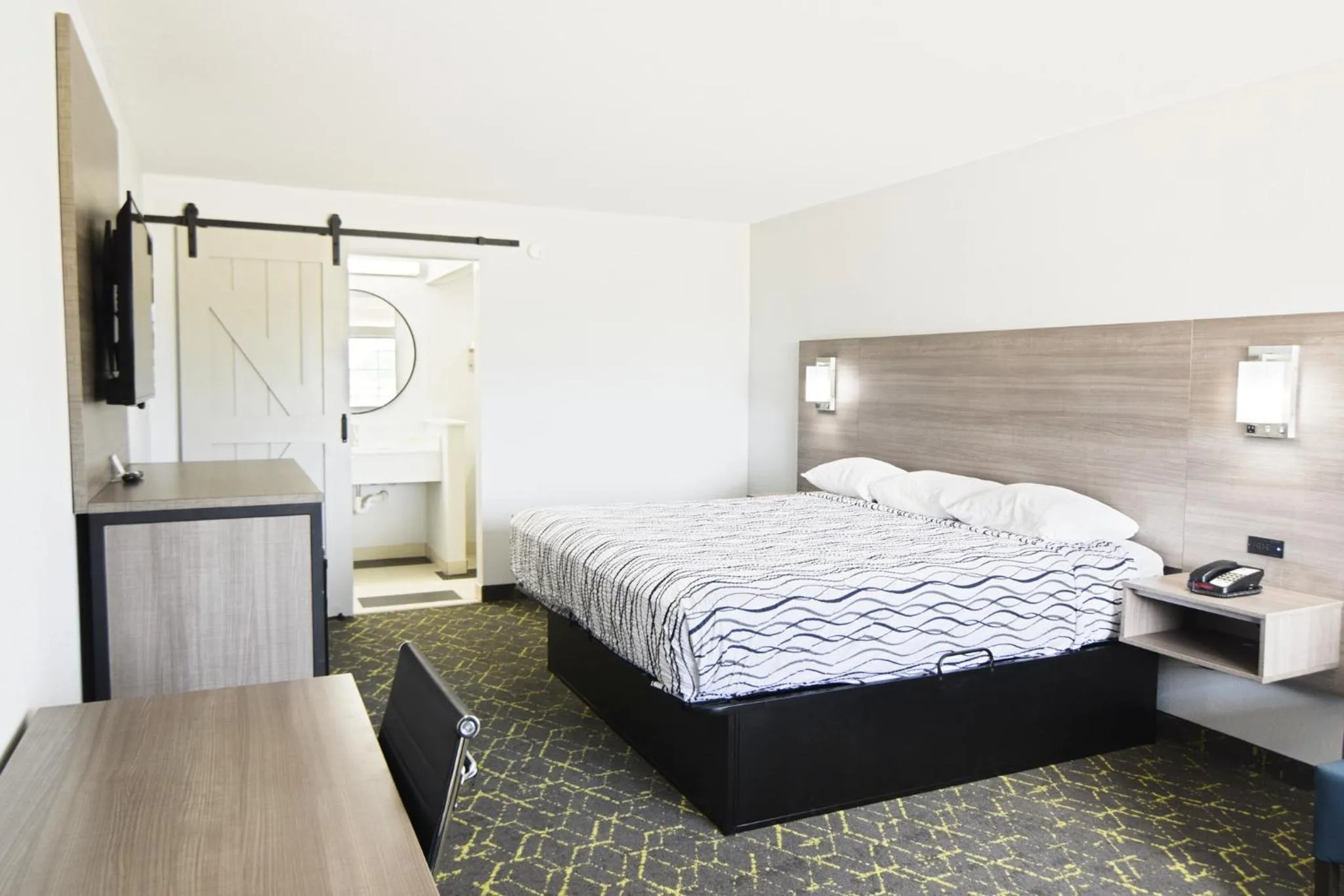 Photo of the whole room, Bed in Walnut Inn Roland