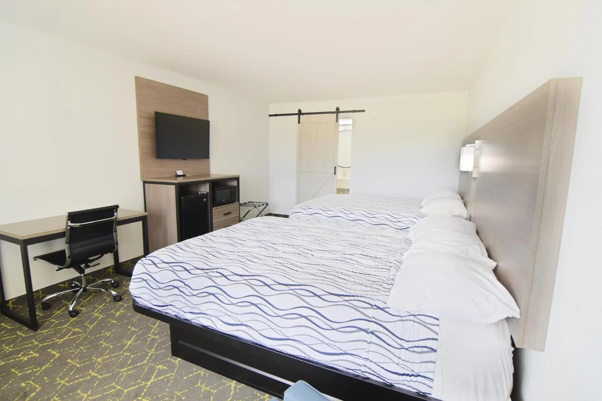 Photo of the whole room, Bed in Walnut Inn Roland