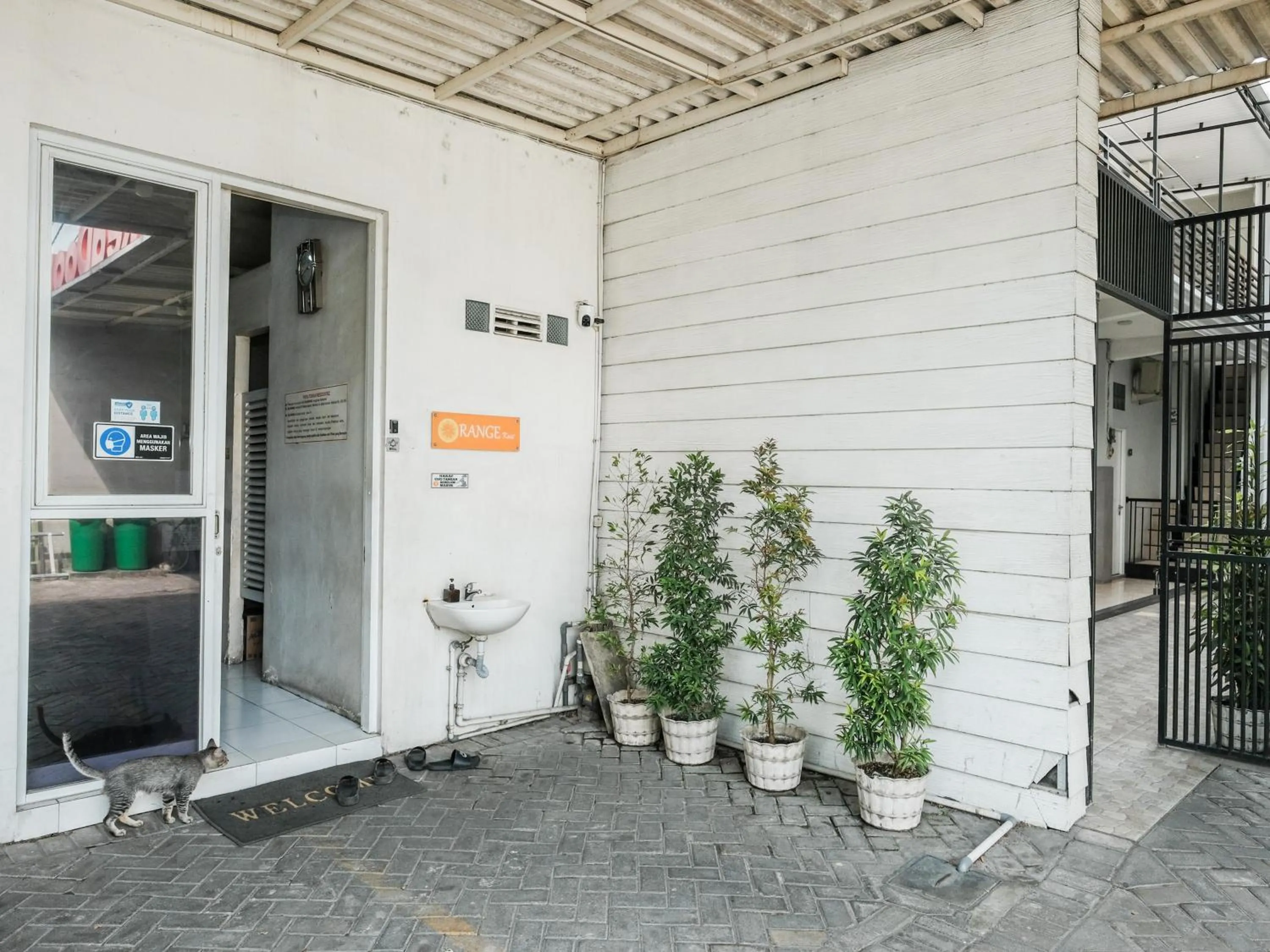 RedDoorz near Ciputra Golf Surabaya