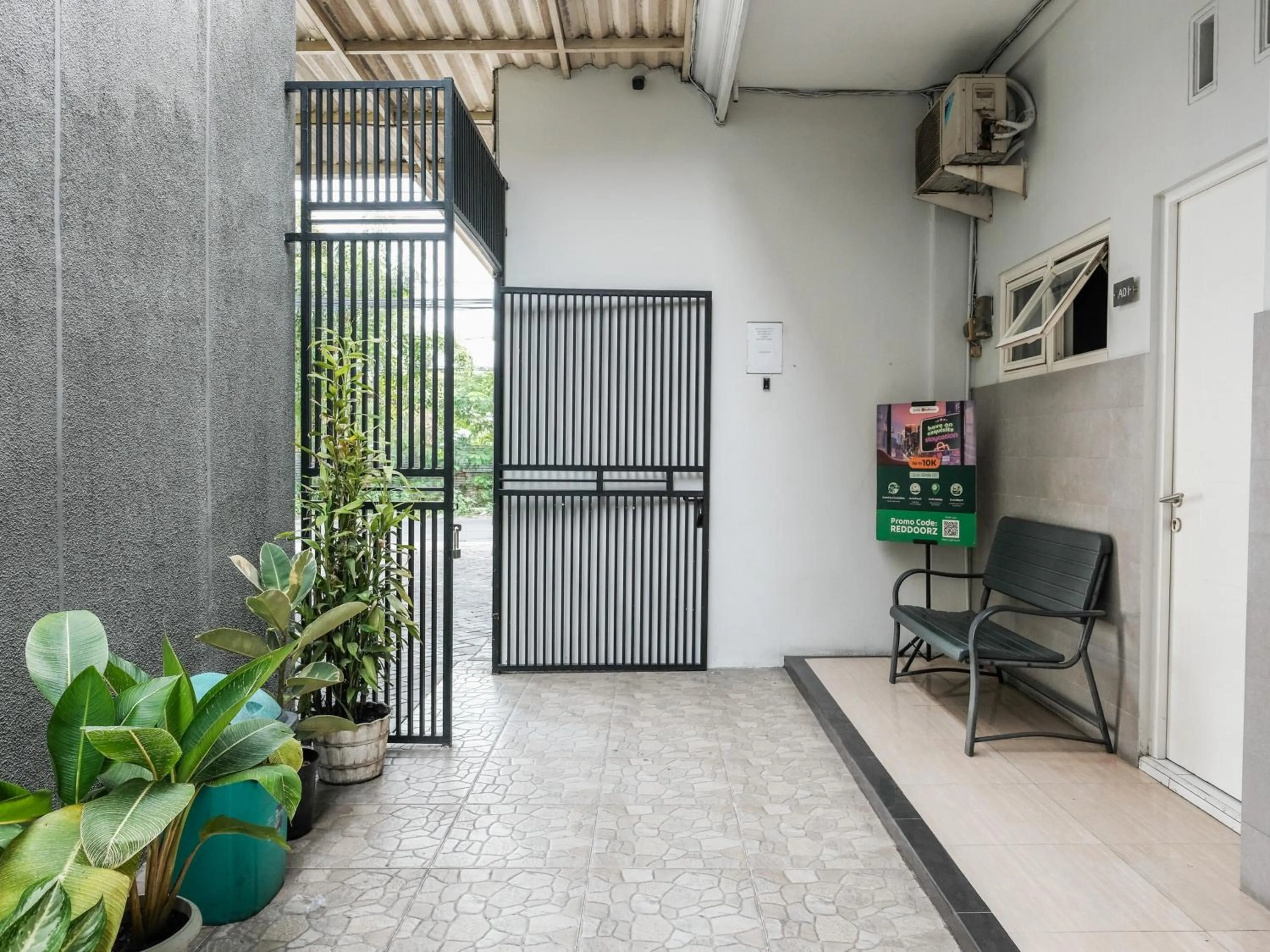 RedDoorz near Ciputra Golf Surabaya