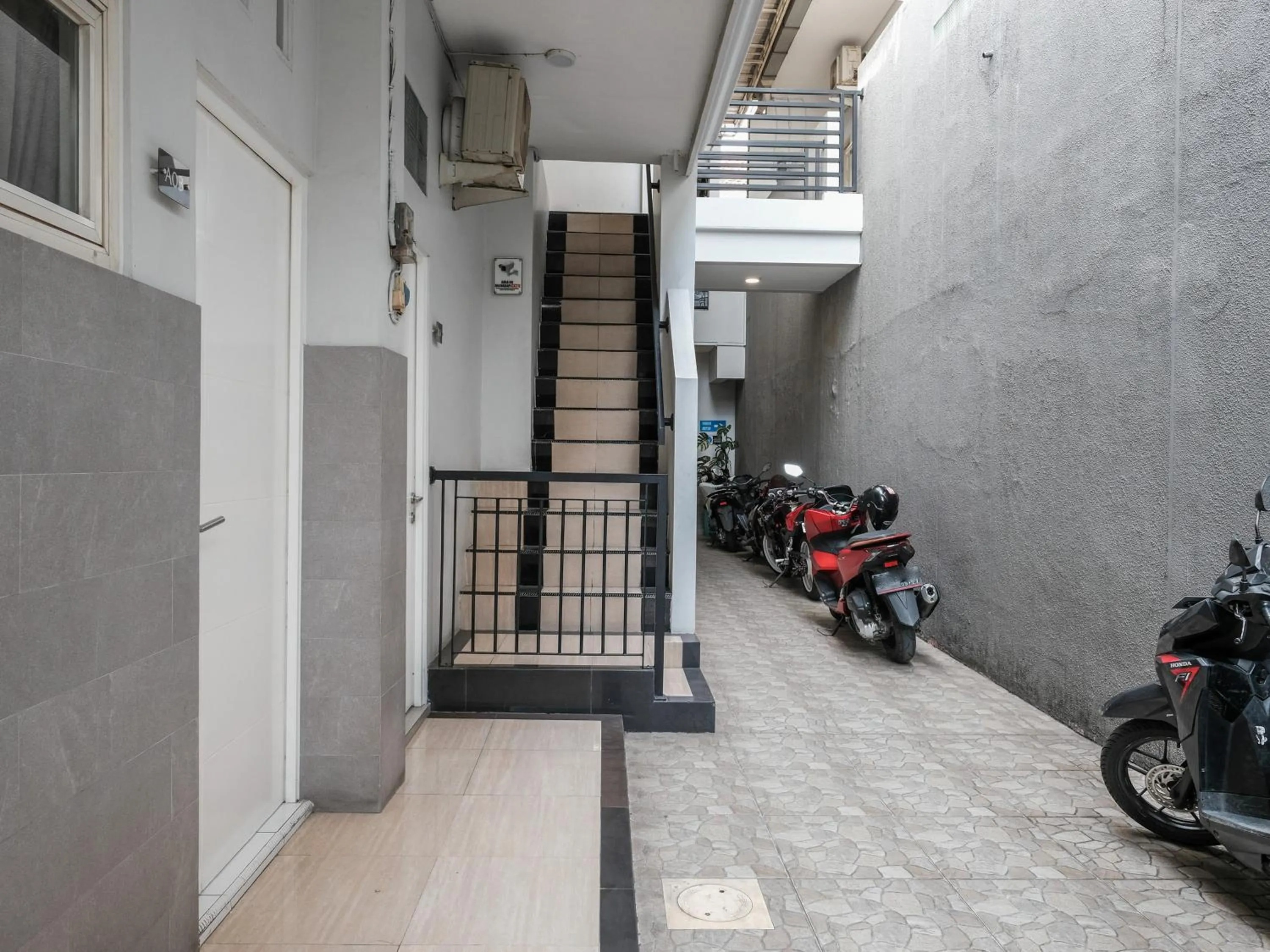 RedDoorz near Ciputra Golf Surabaya