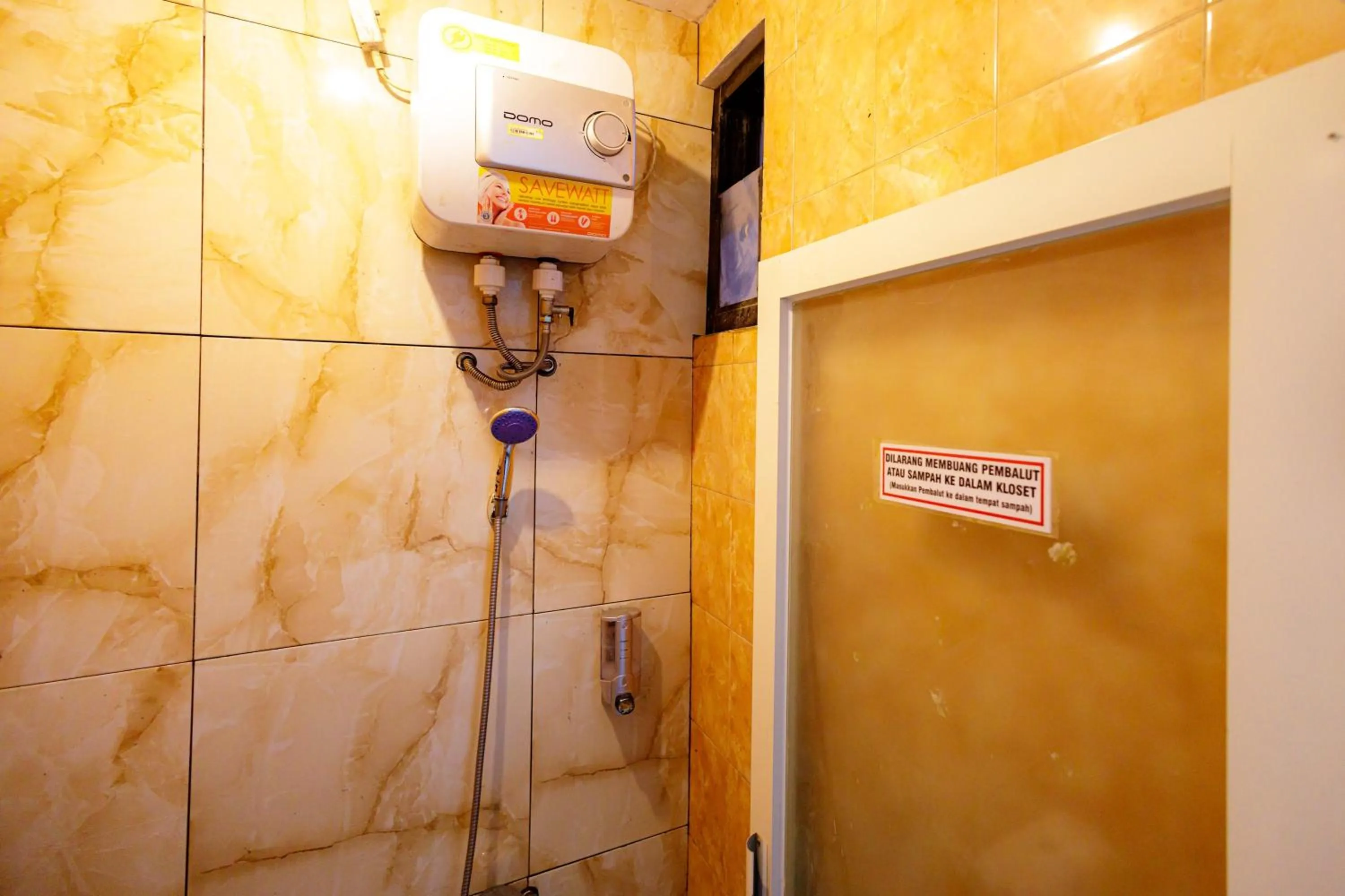 Bathroom in Marcello Residence Siwalankerto near Petra University Surabaya Mitra RedDoorz