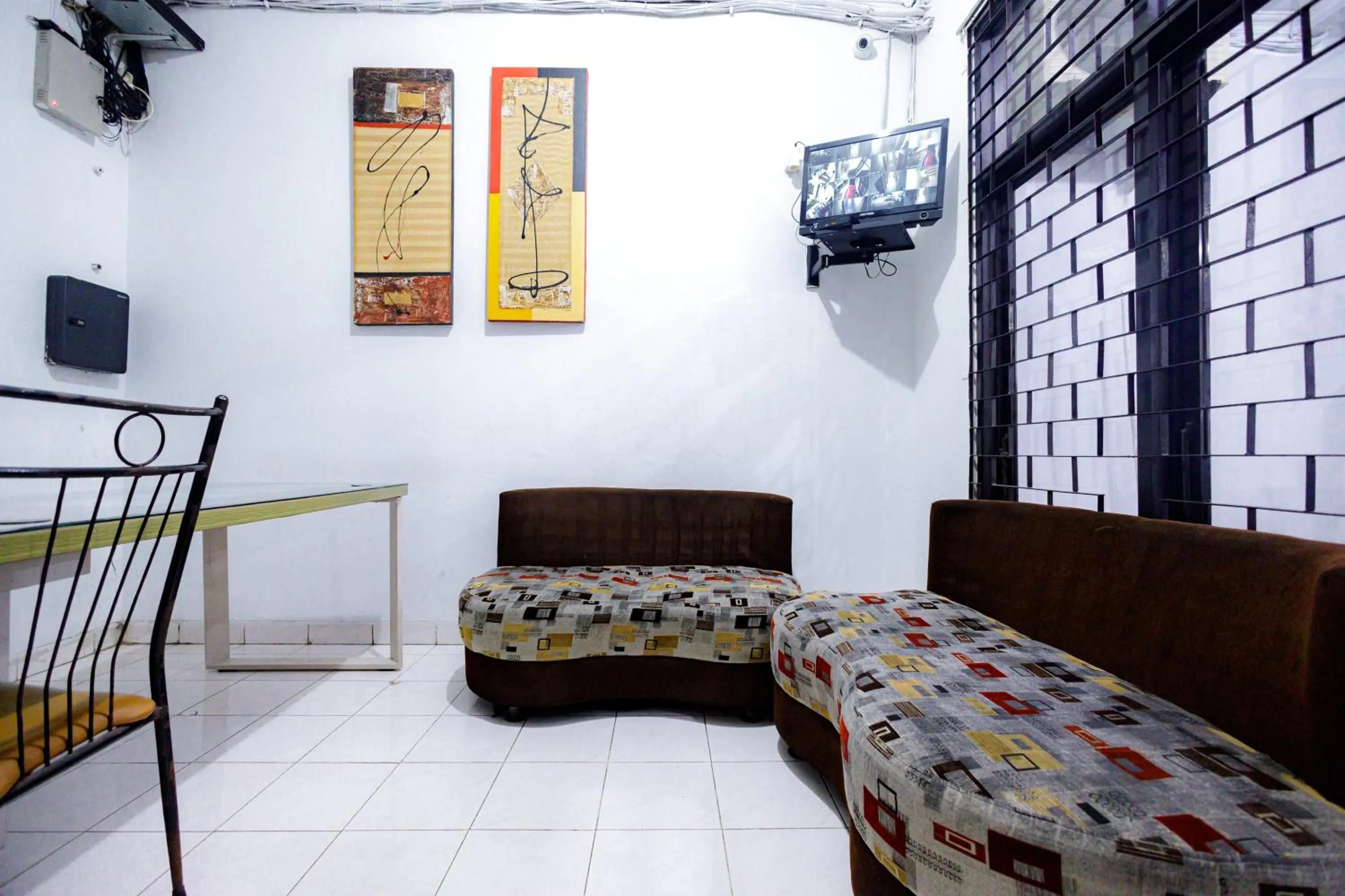Seating area, Bed in Marcello Residence Siwalankerto near Petra University Surabaya Mitra RedDoorz