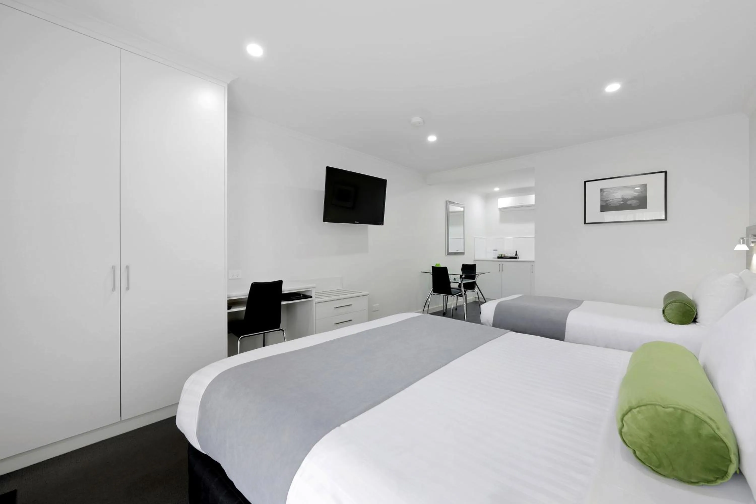 Photo of the whole room, Bed in Hamilton Lonsdale Motel