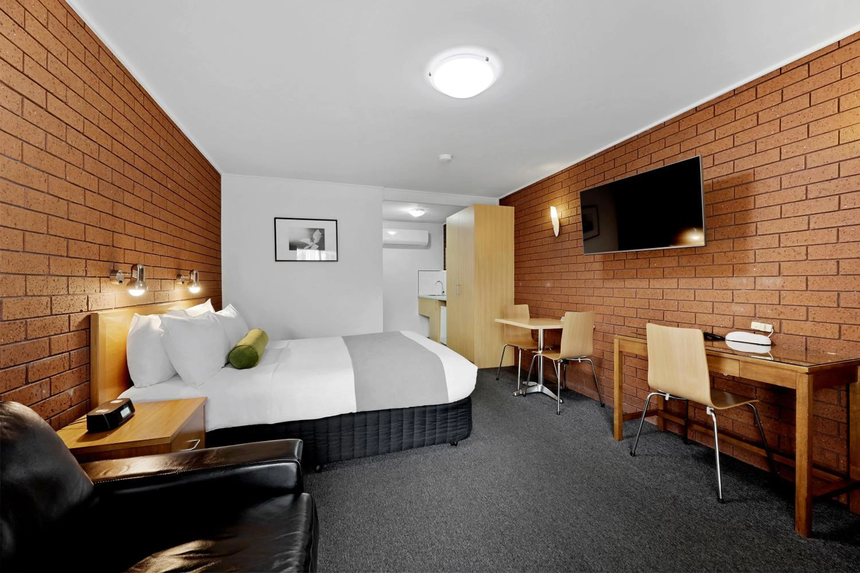 Photo of the whole room, Bed in Hamilton Lonsdale Motel