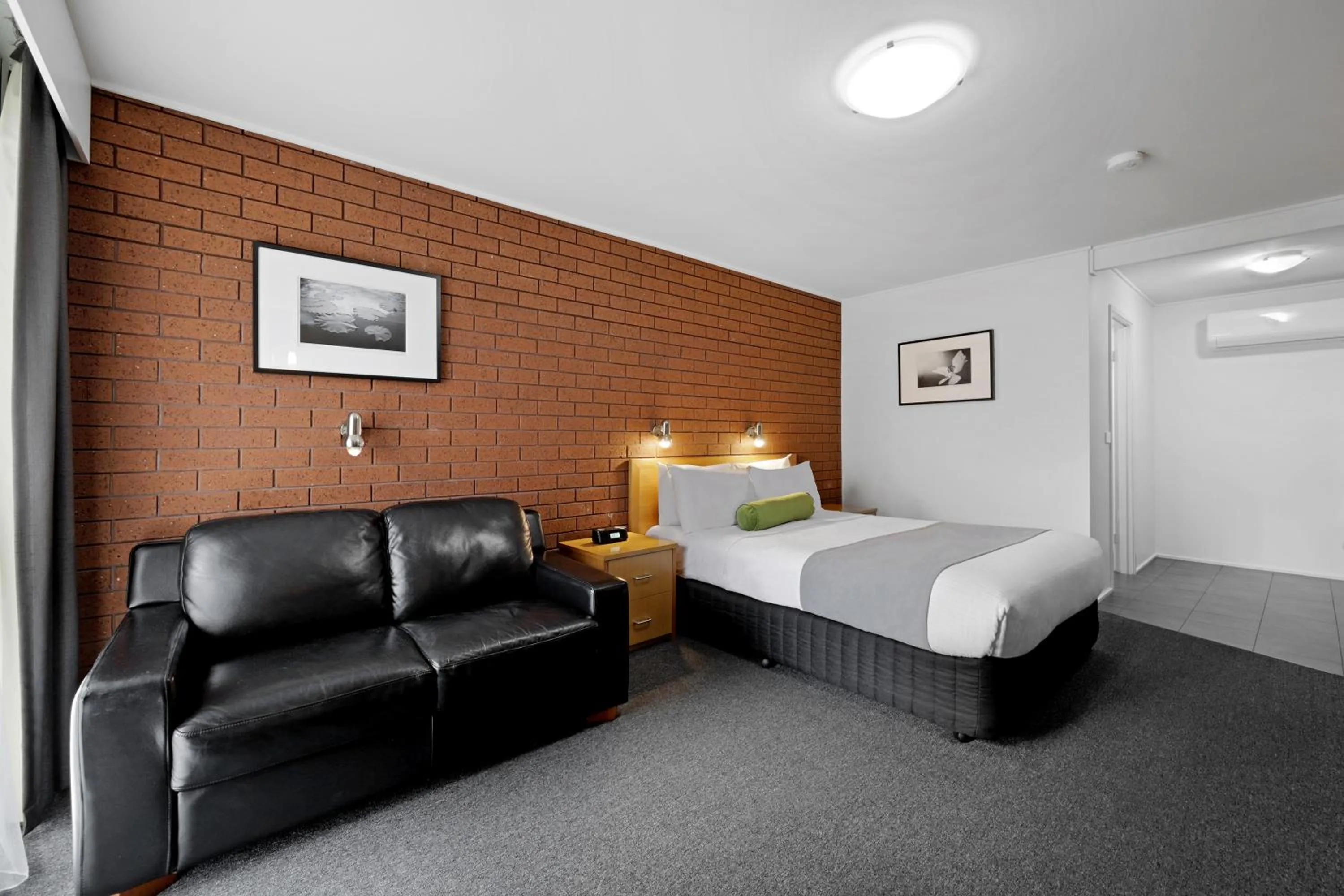 Photo of the whole room, Bed in Hamilton Lonsdale Motel