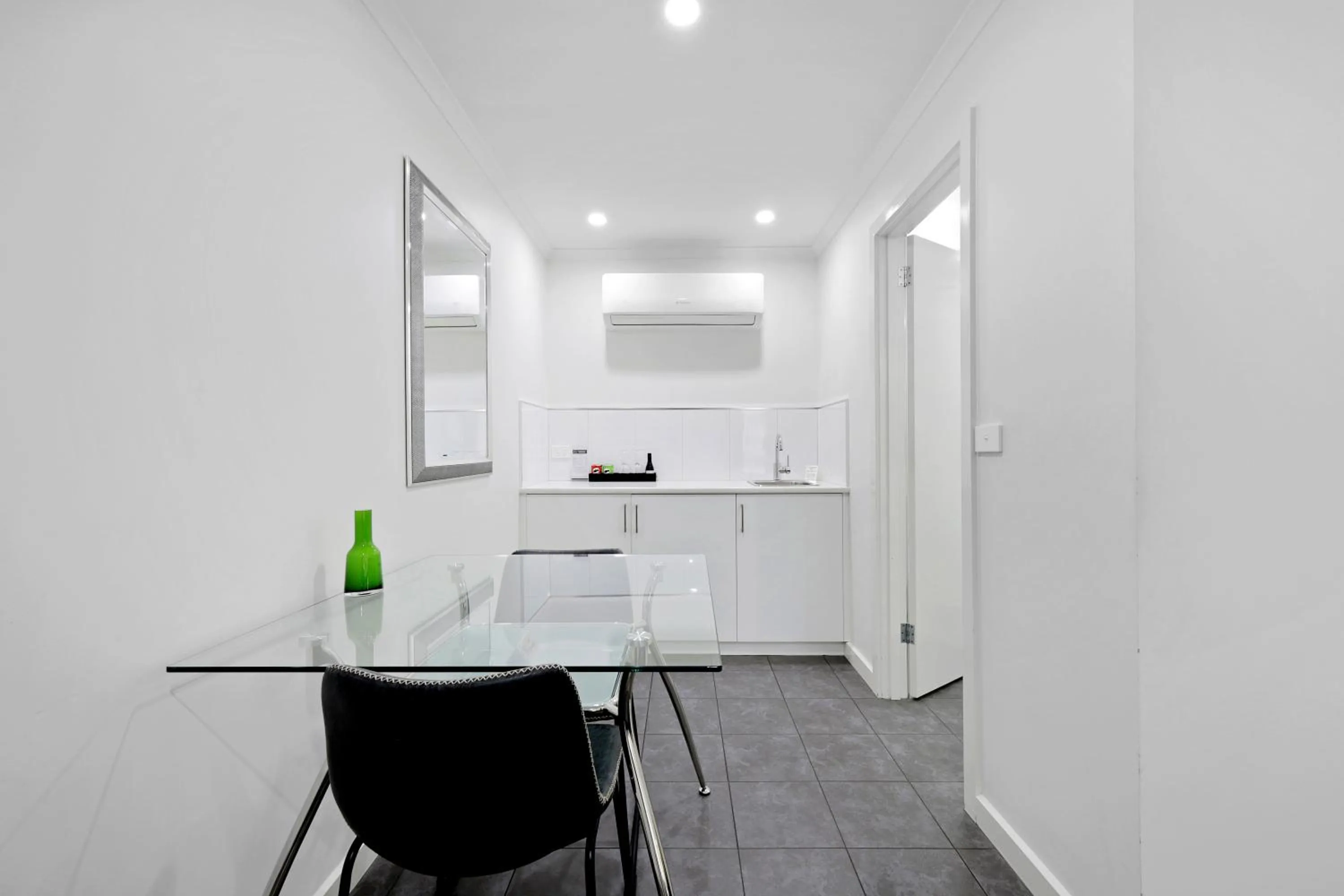 Kitchen or kitchenette in Hamilton Lonsdale Motel