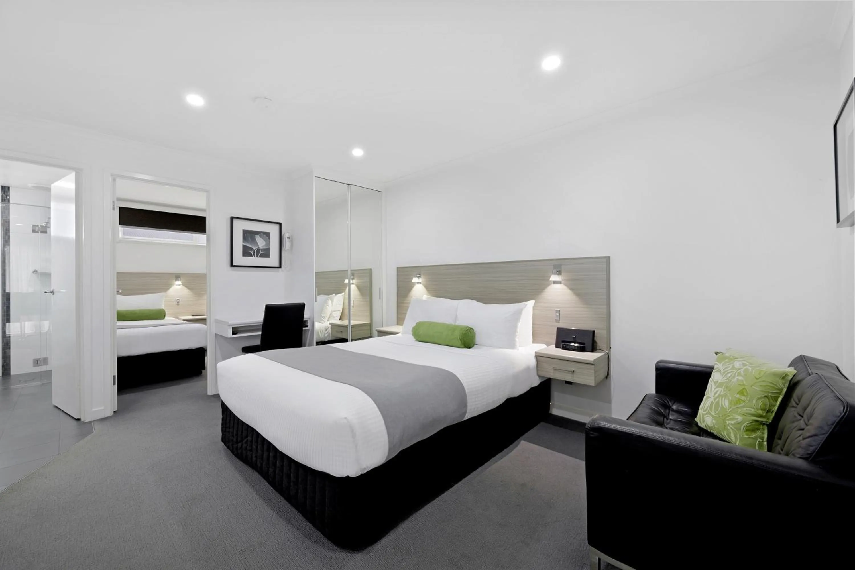 Photo of the whole room, Bed in Hamilton Lonsdale Motel