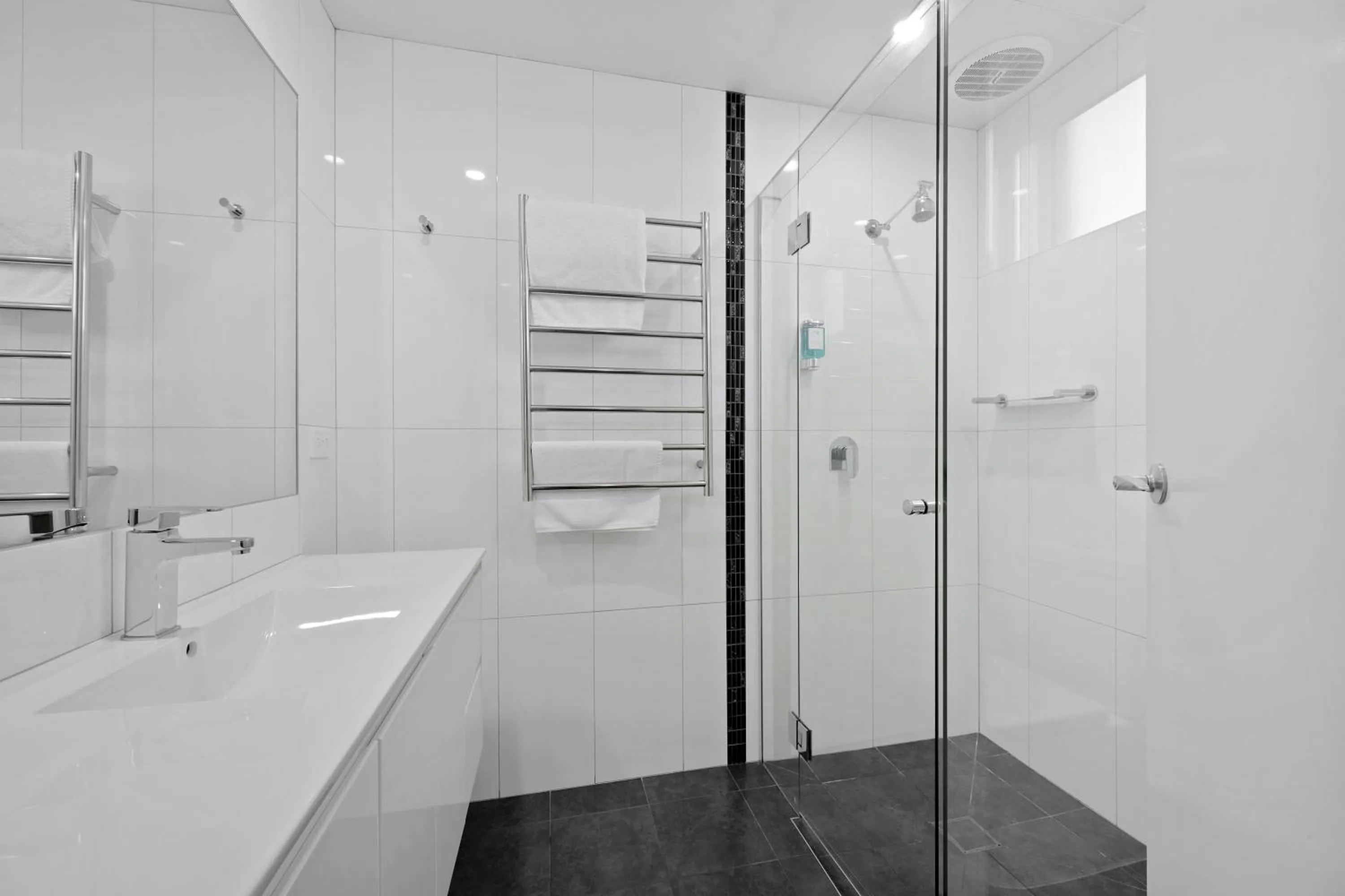 Bathroom in Hamilton Lonsdale Motel