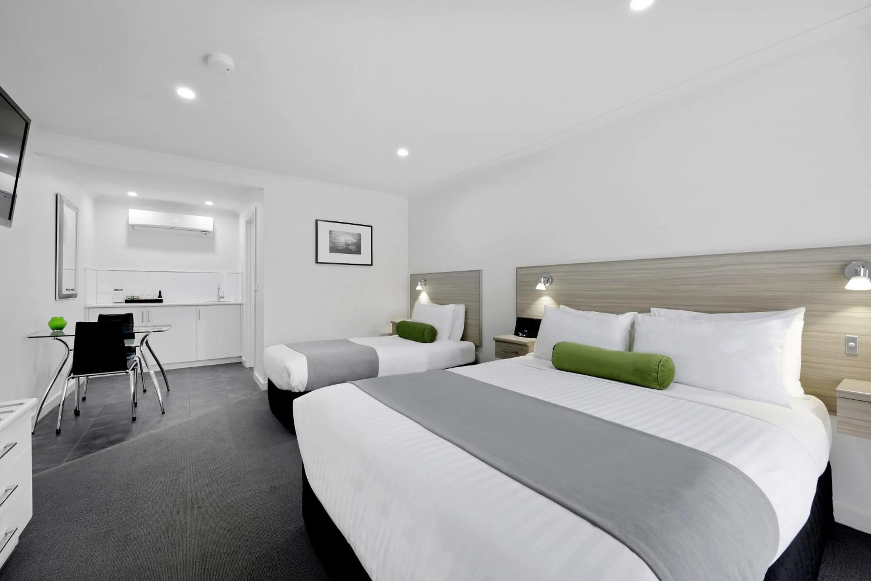 Photo of the whole room, Bed in Hamilton Lonsdale Motel