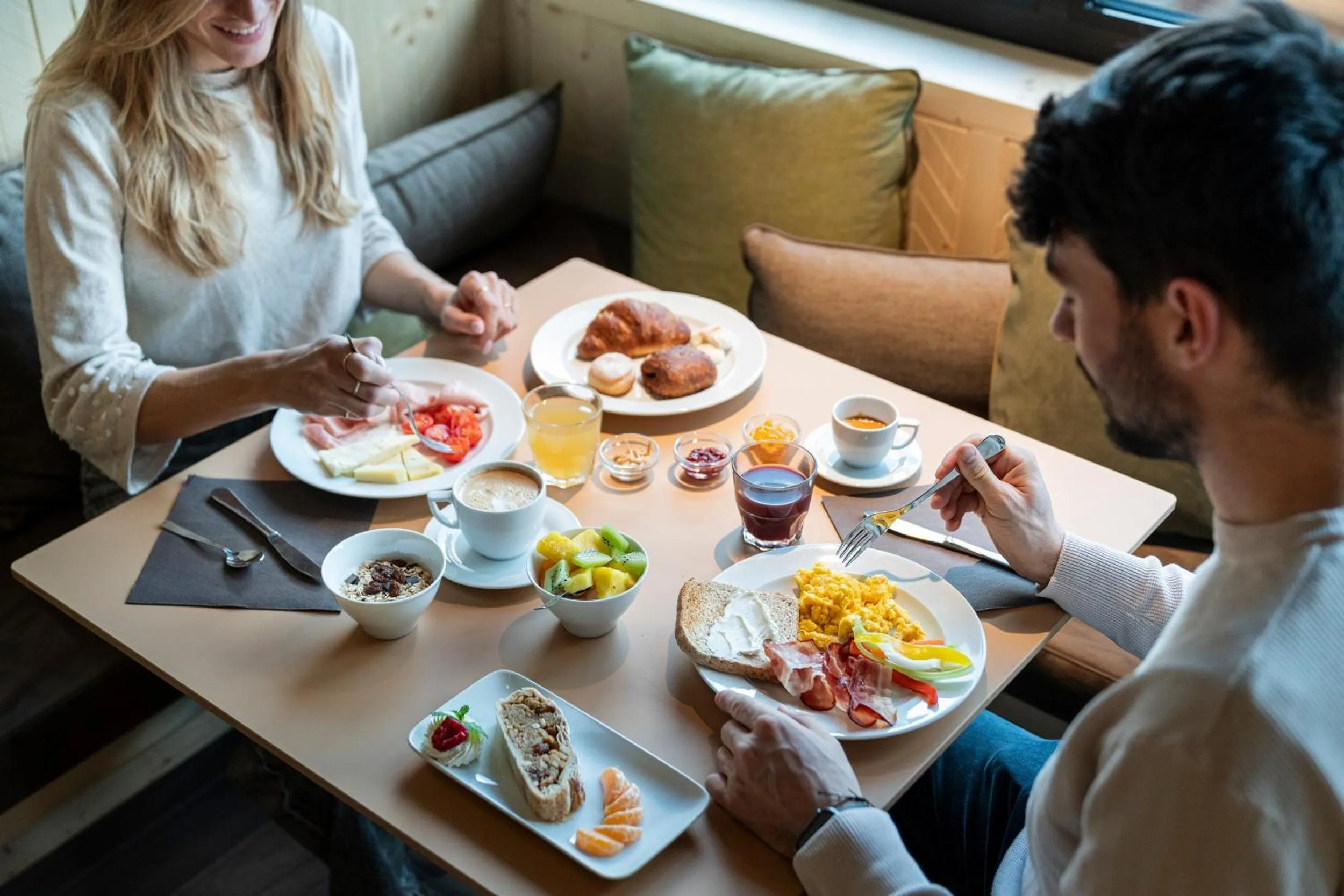 Restaurant/places to eat in Ambiez Residencehotel