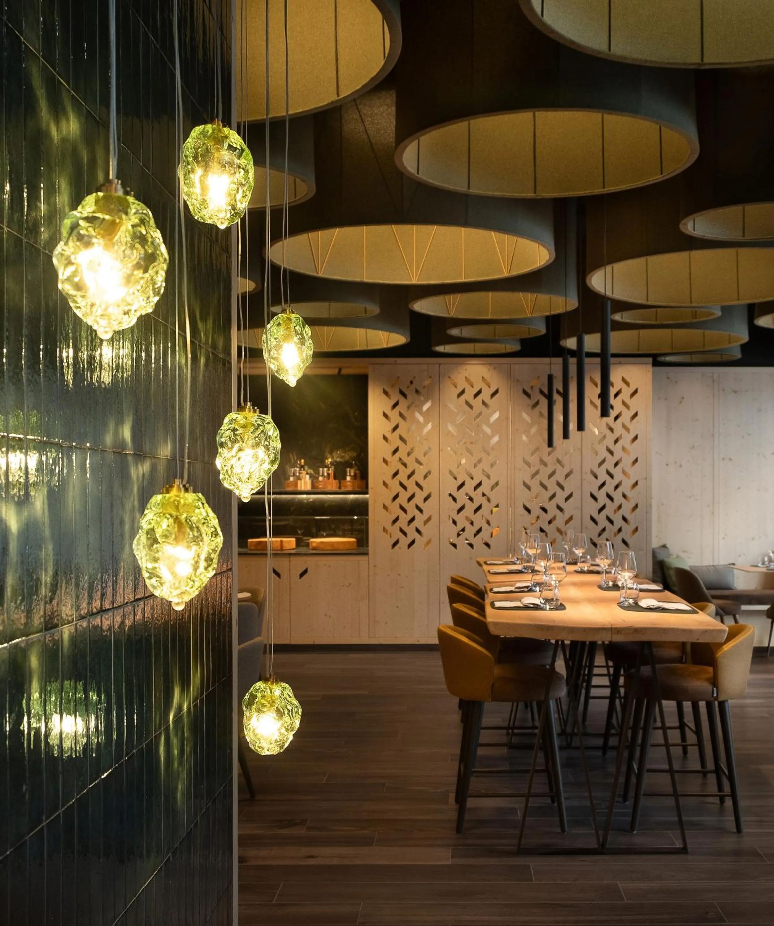 Restaurant/places to eat in Ambiez Residencehotel