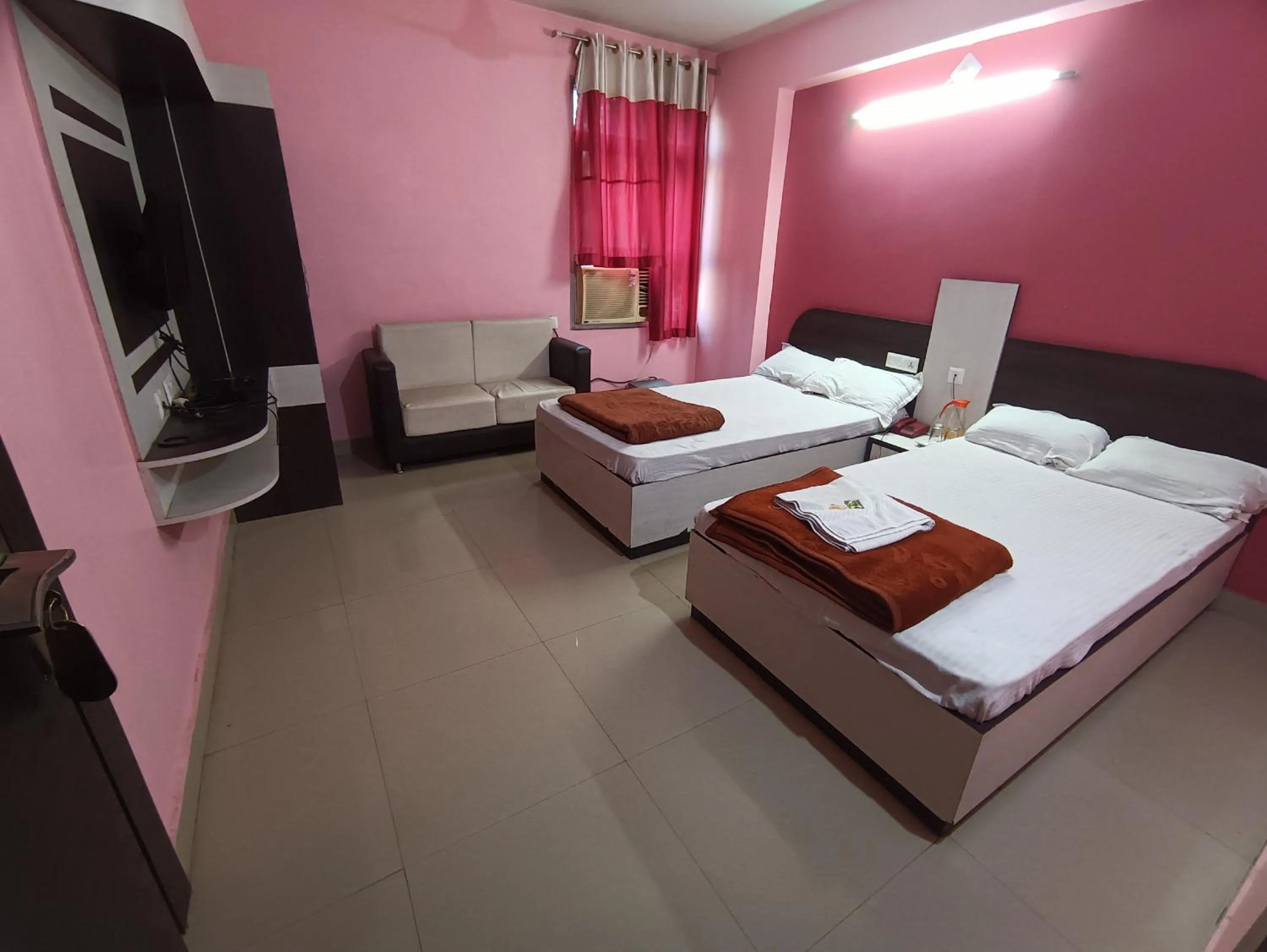 Bed in Hotel Viraat Inn