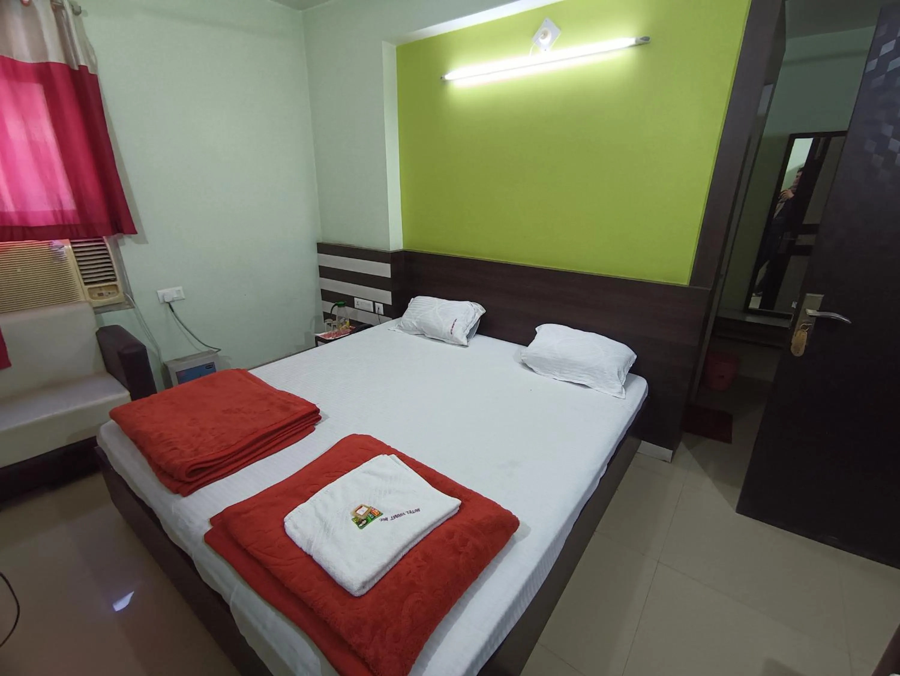 Bed in Hotel Viraat Inn