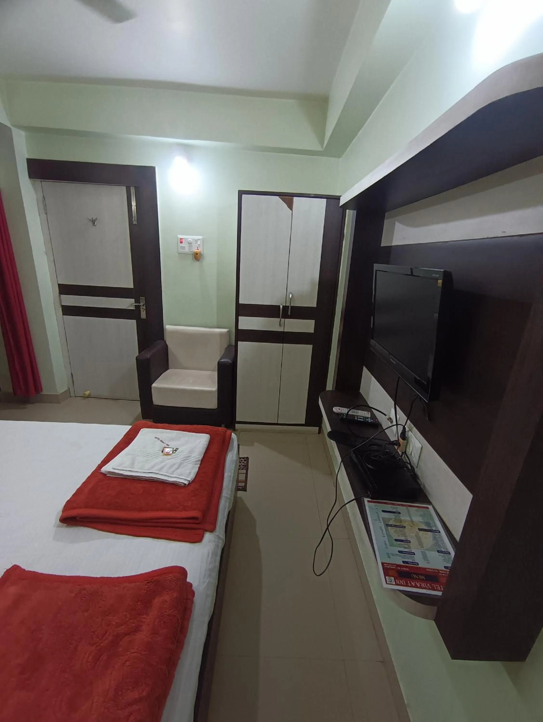 Bed in Hotel Viraat Inn