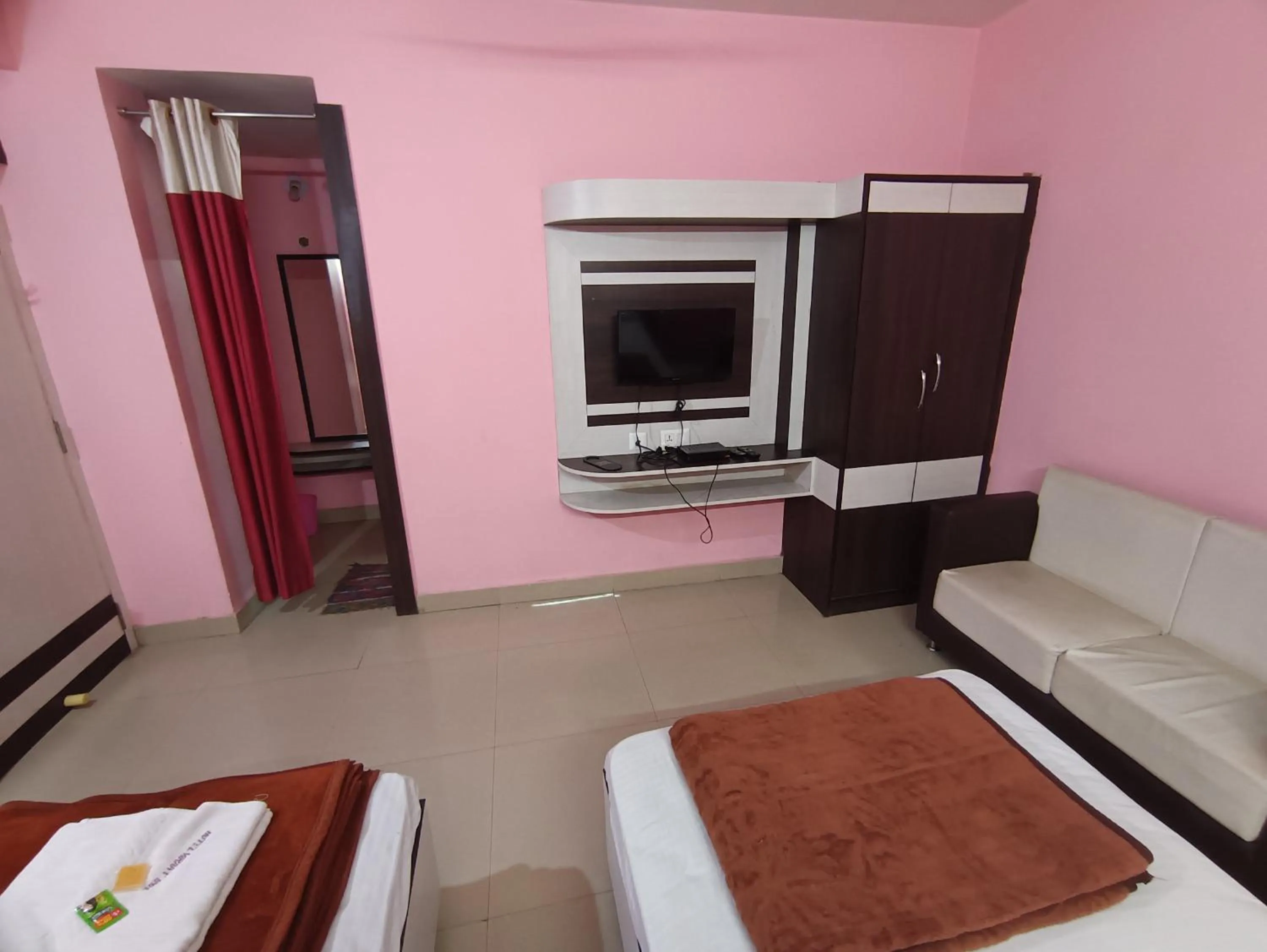 Bed in Hotel Viraat Inn