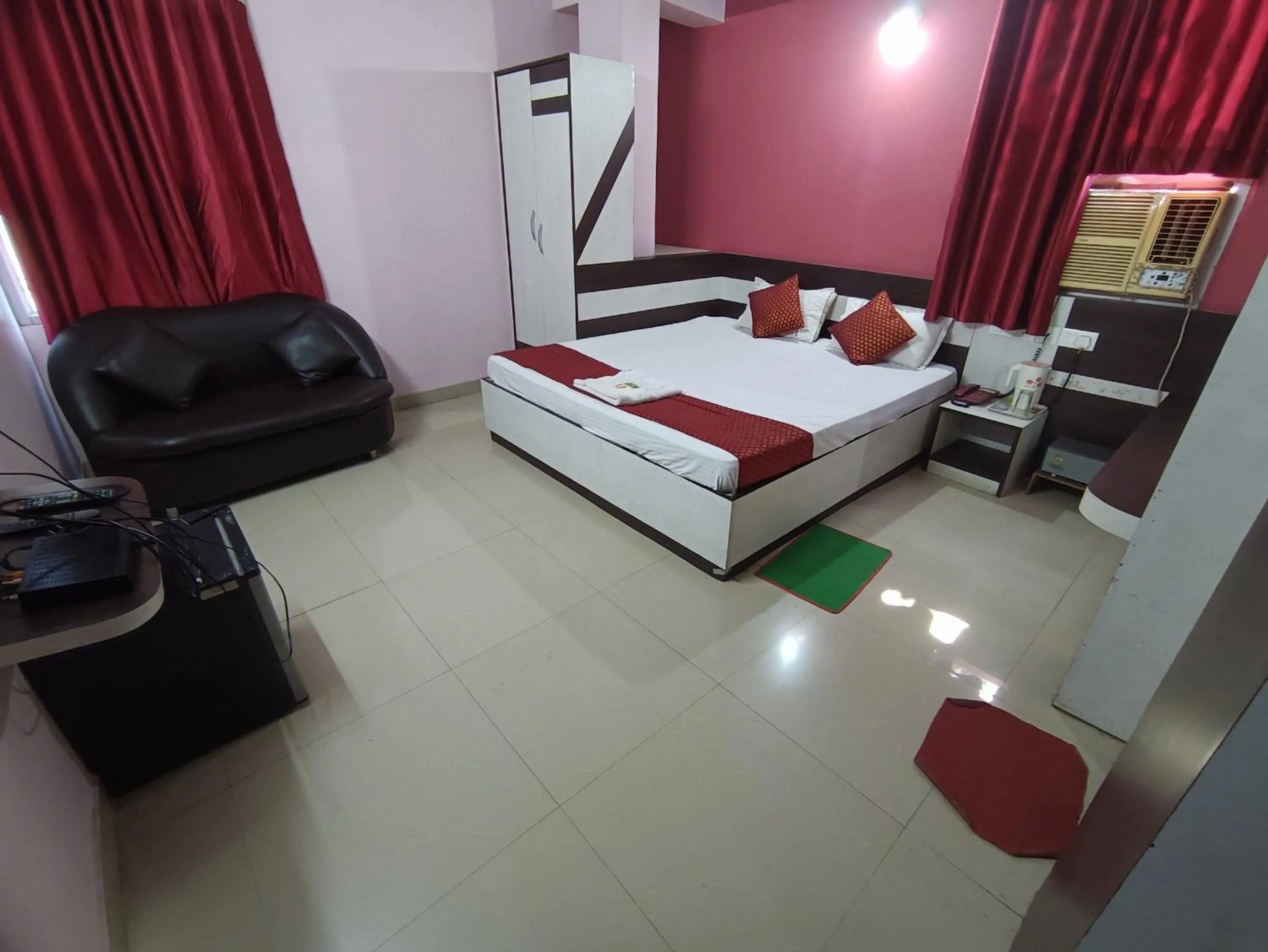 Bed in Hotel Viraat Inn