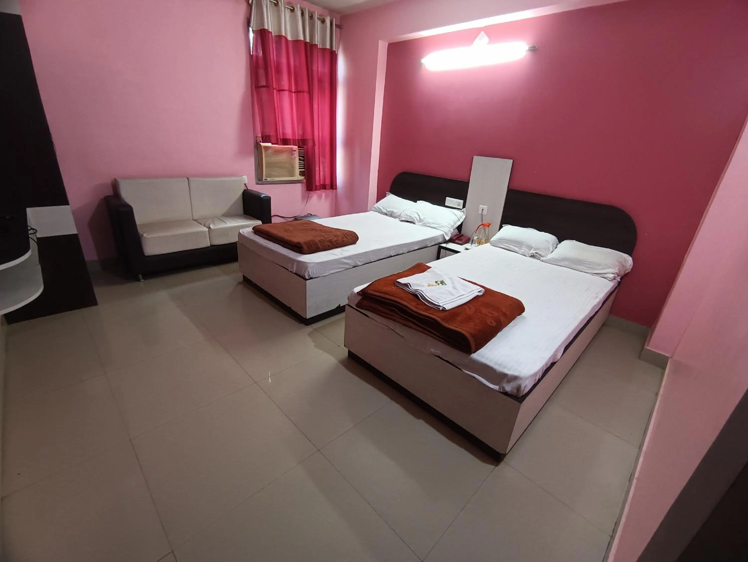 Bed in Hotel Viraat Inn