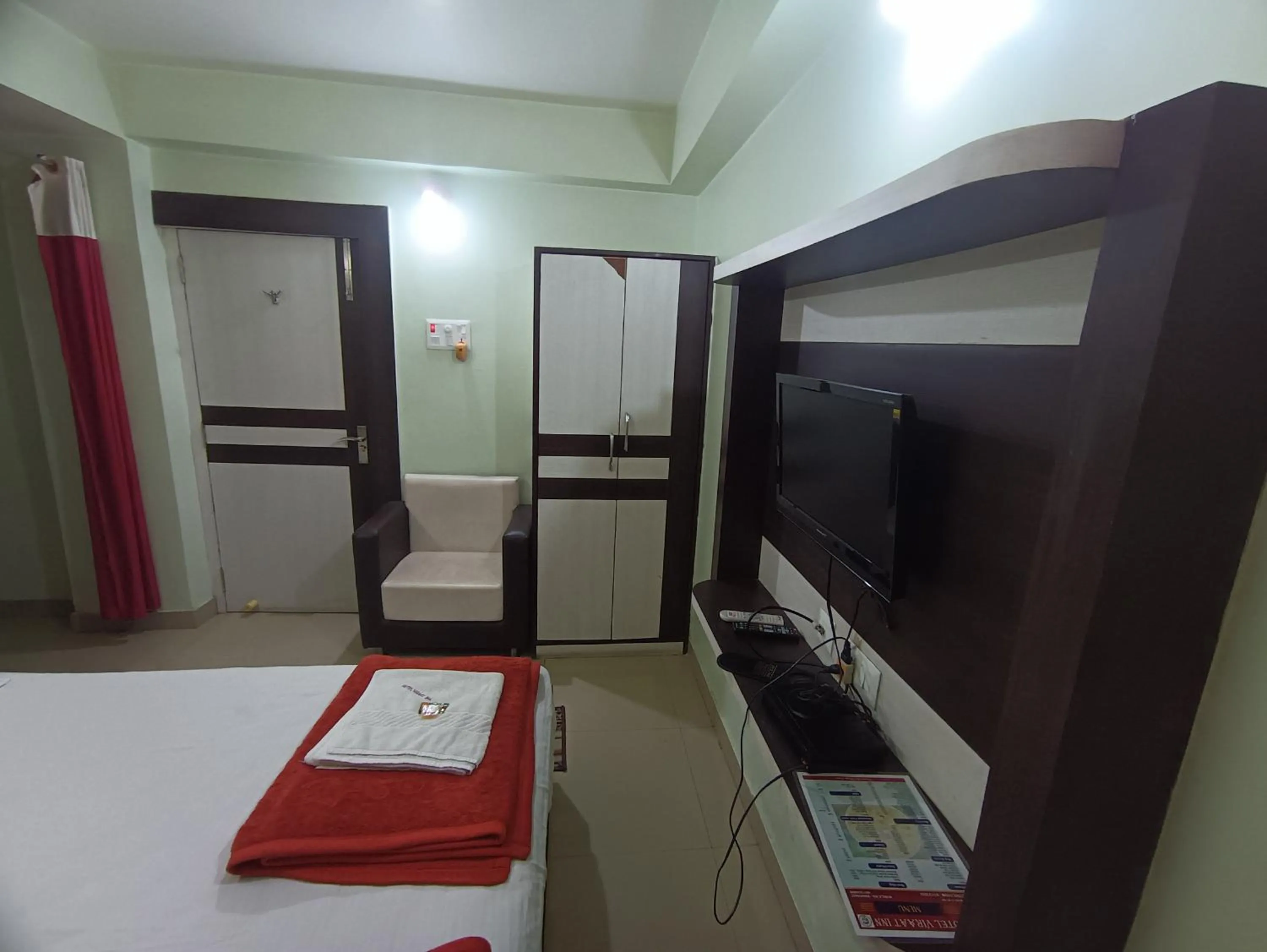 Bed in Hotel Viraat Inn