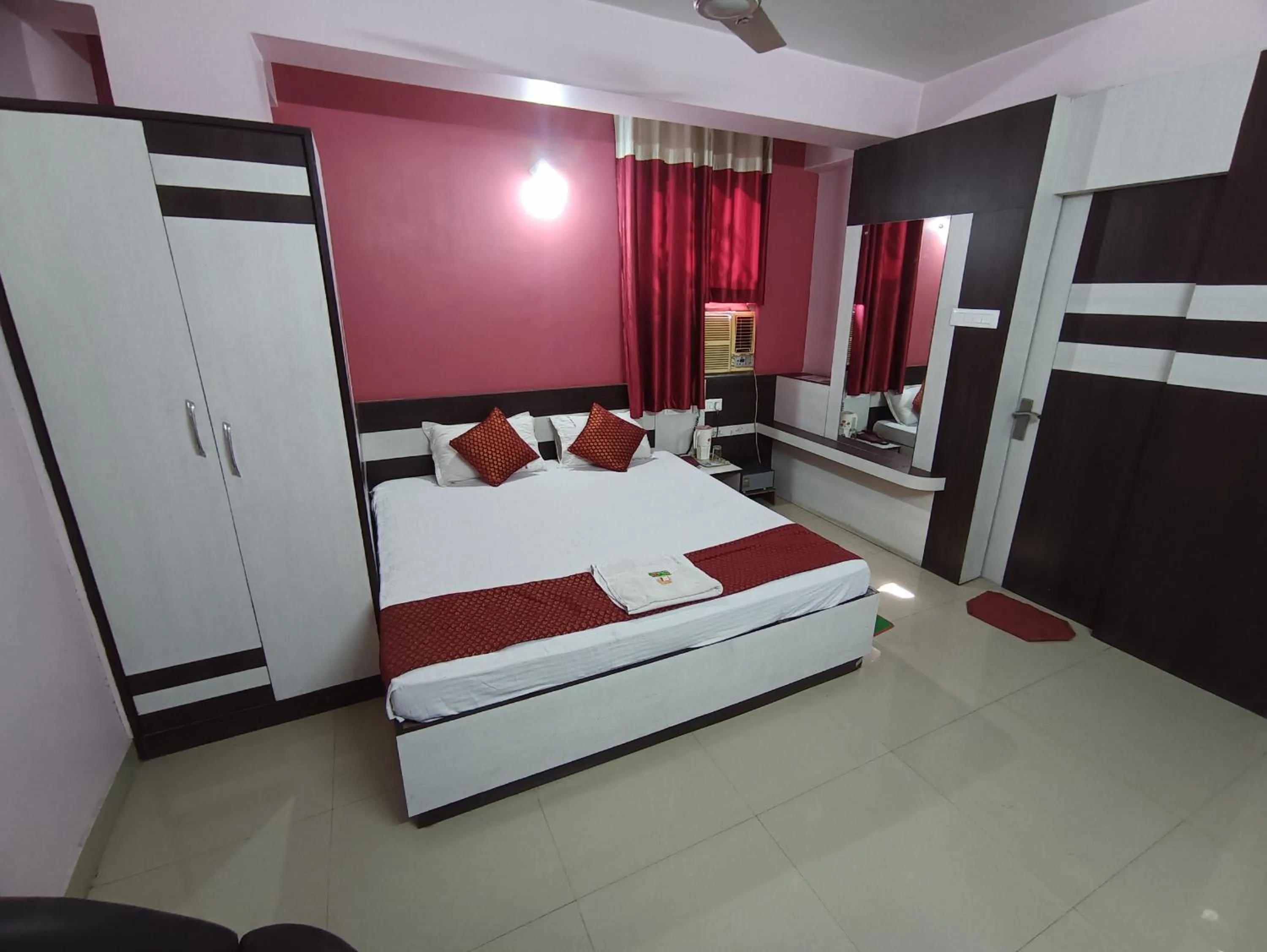 Bed in Hotel Viraat Inn