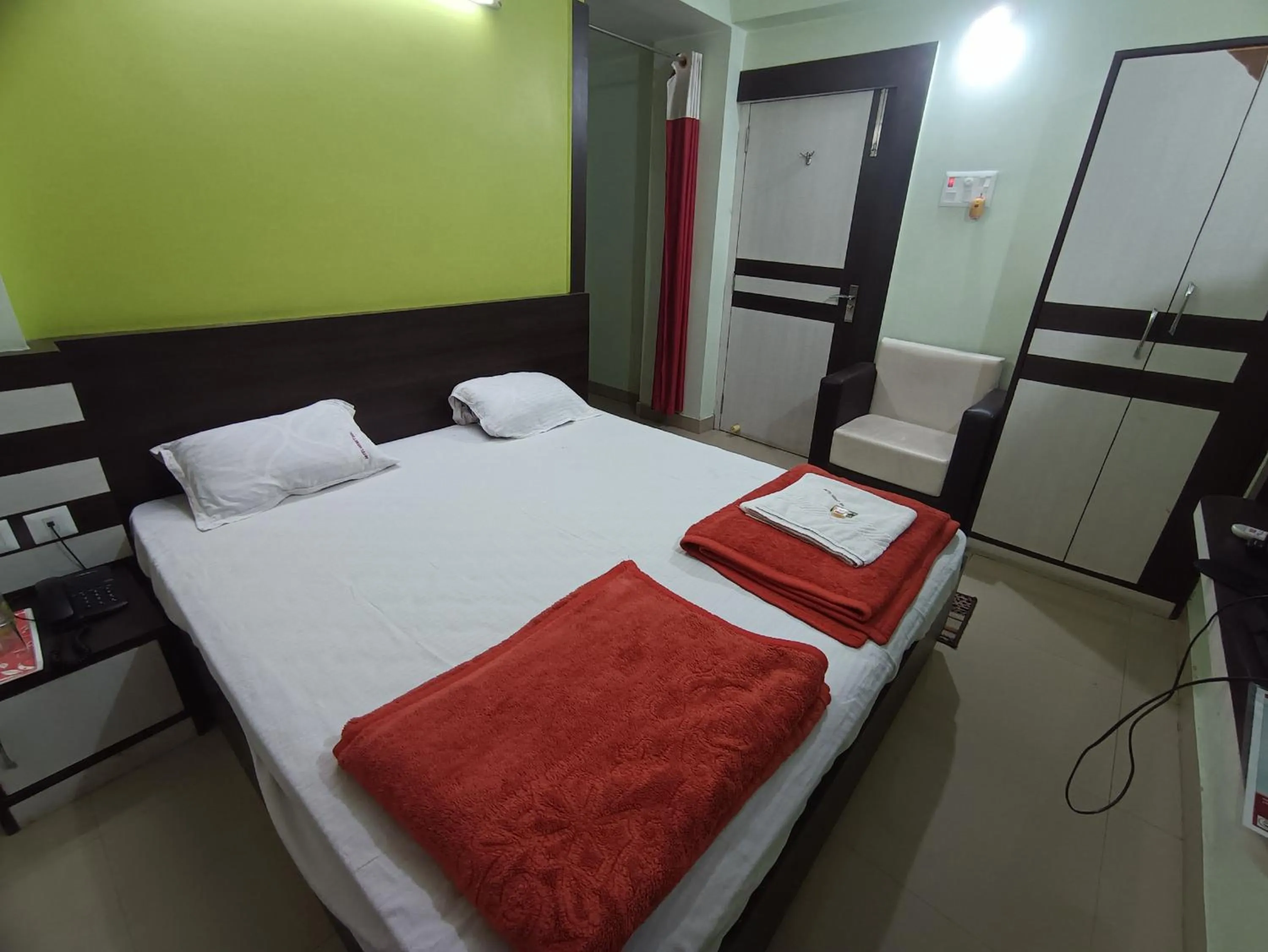 Bed in Hotel Viraat Inn