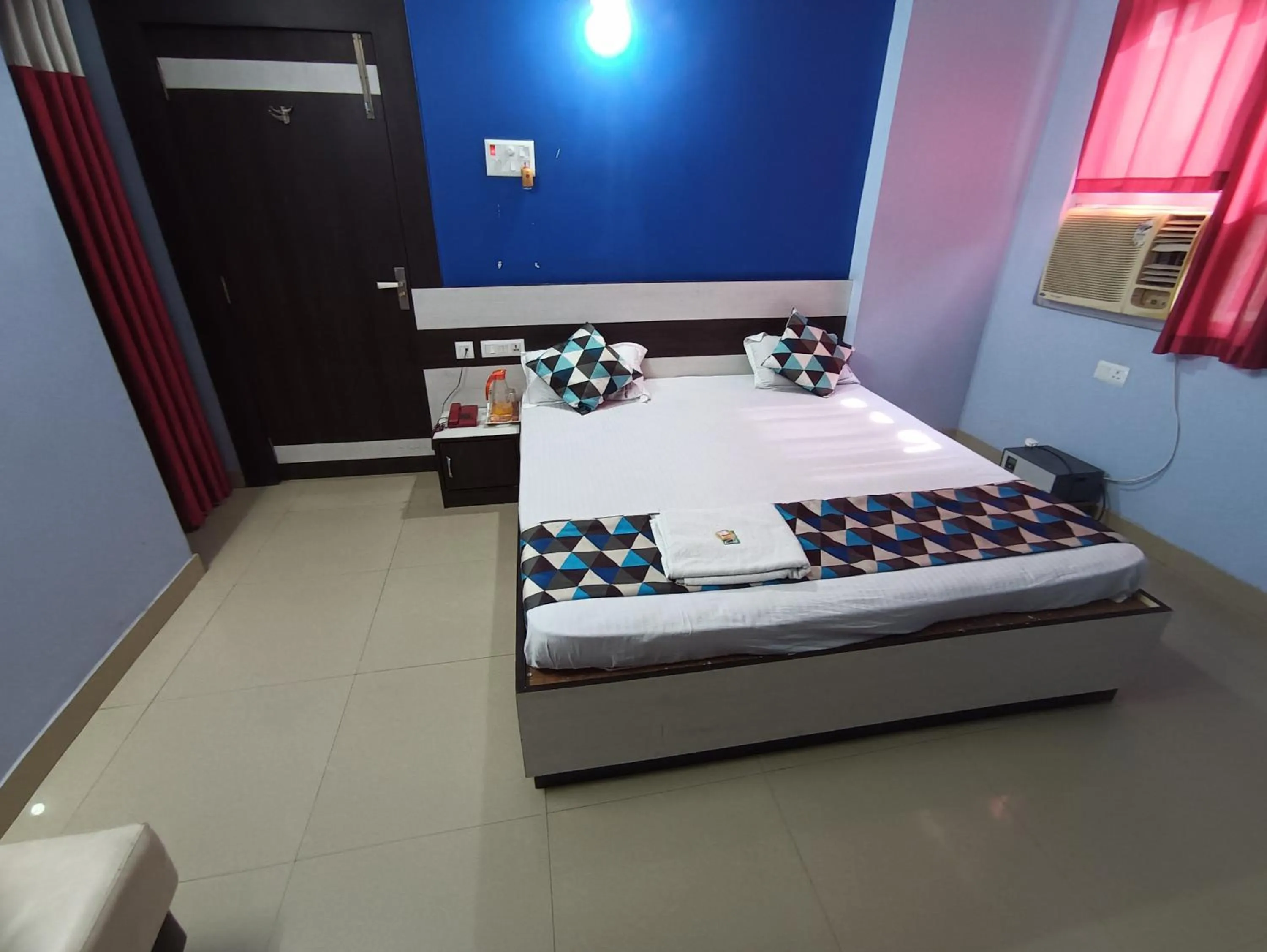 Bed in Hotel Viraat Inn