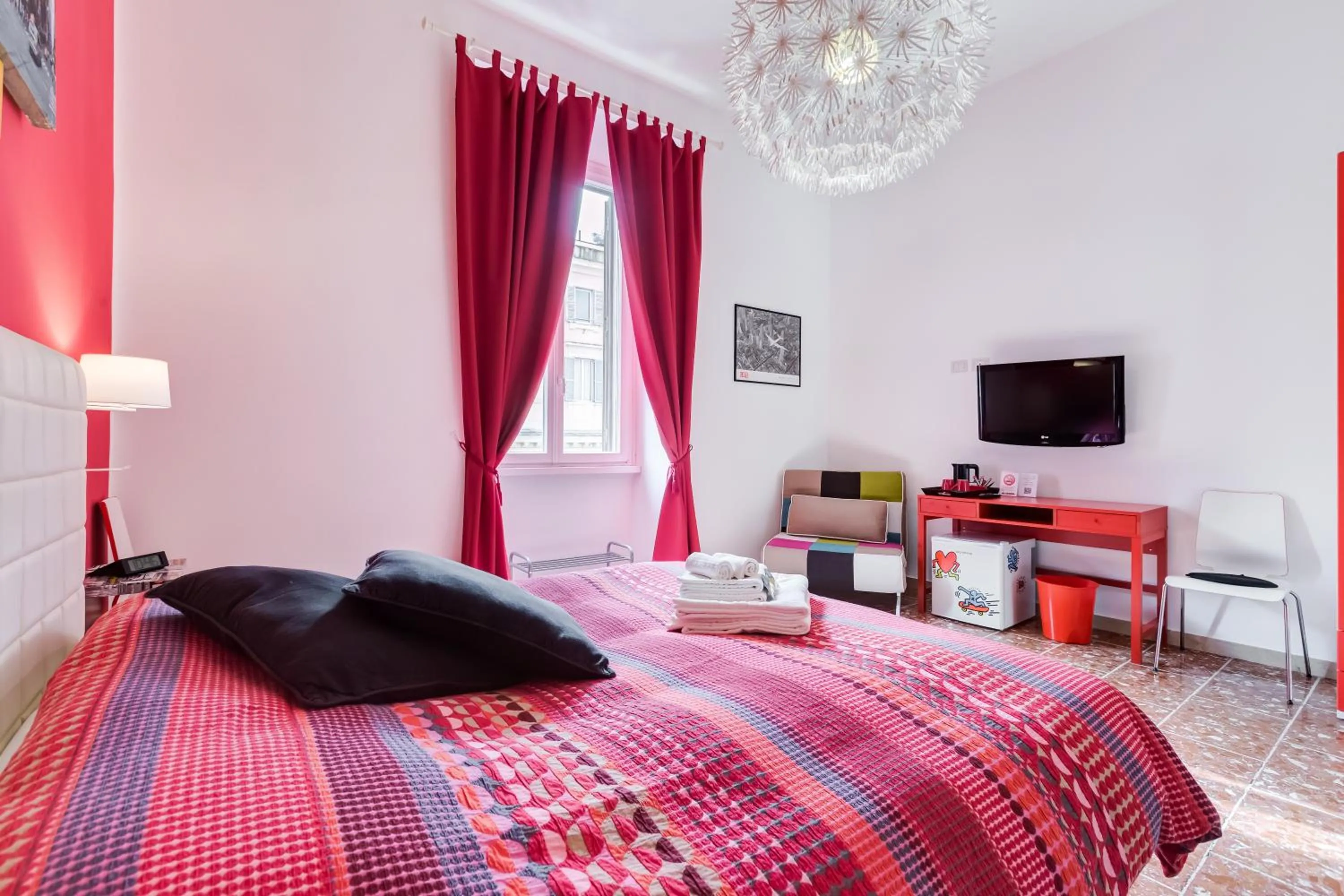 Photo of the whole room, Bed in 2 Passi Al Colosseo B&B