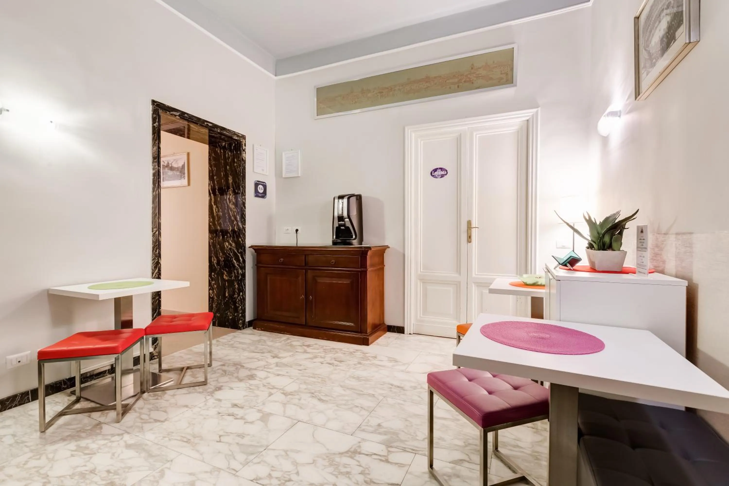 Communal lounge/ TV room in 2 Passi Al Colosseo B&B