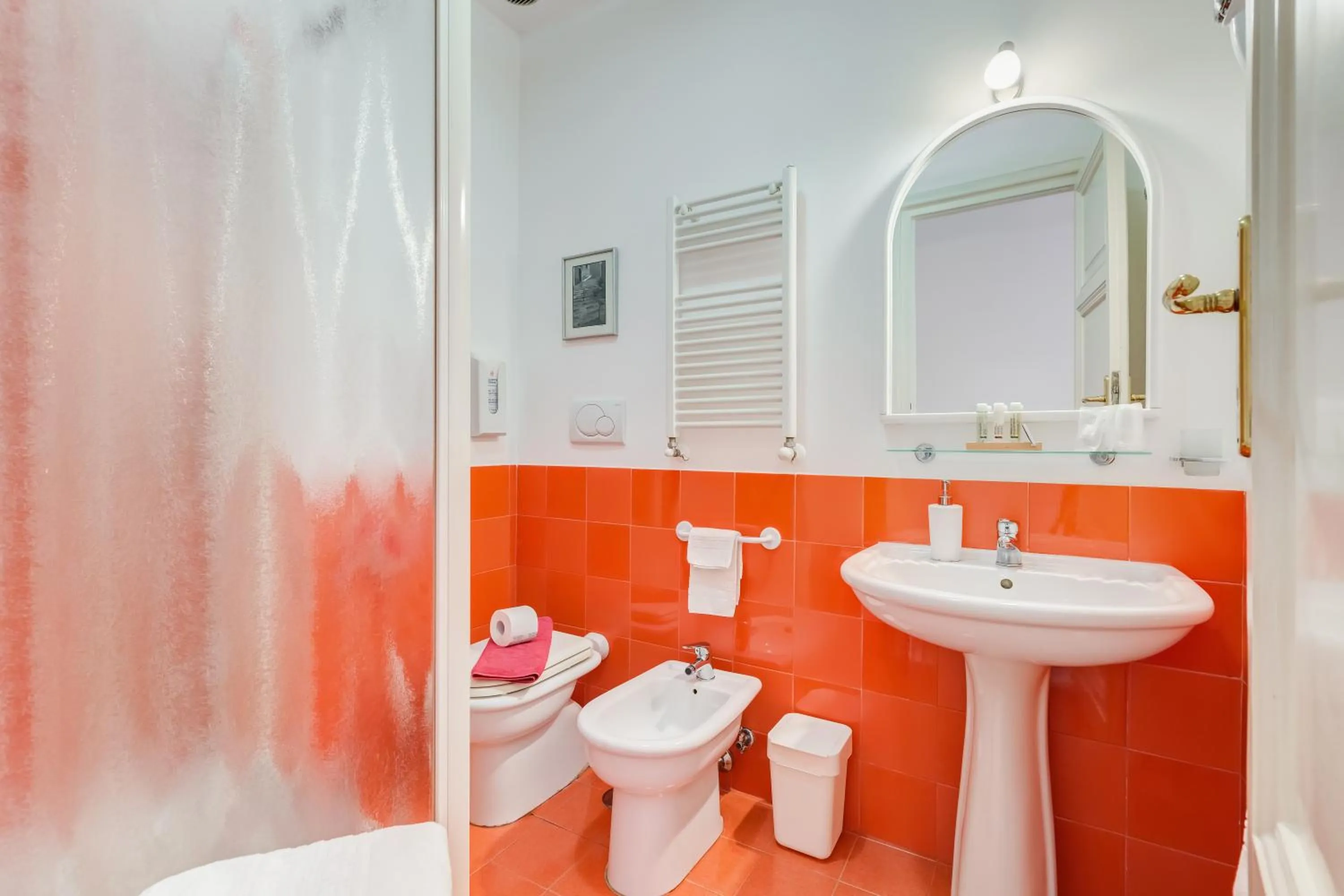 Shower in 2 Passi Al Colosseo B&B