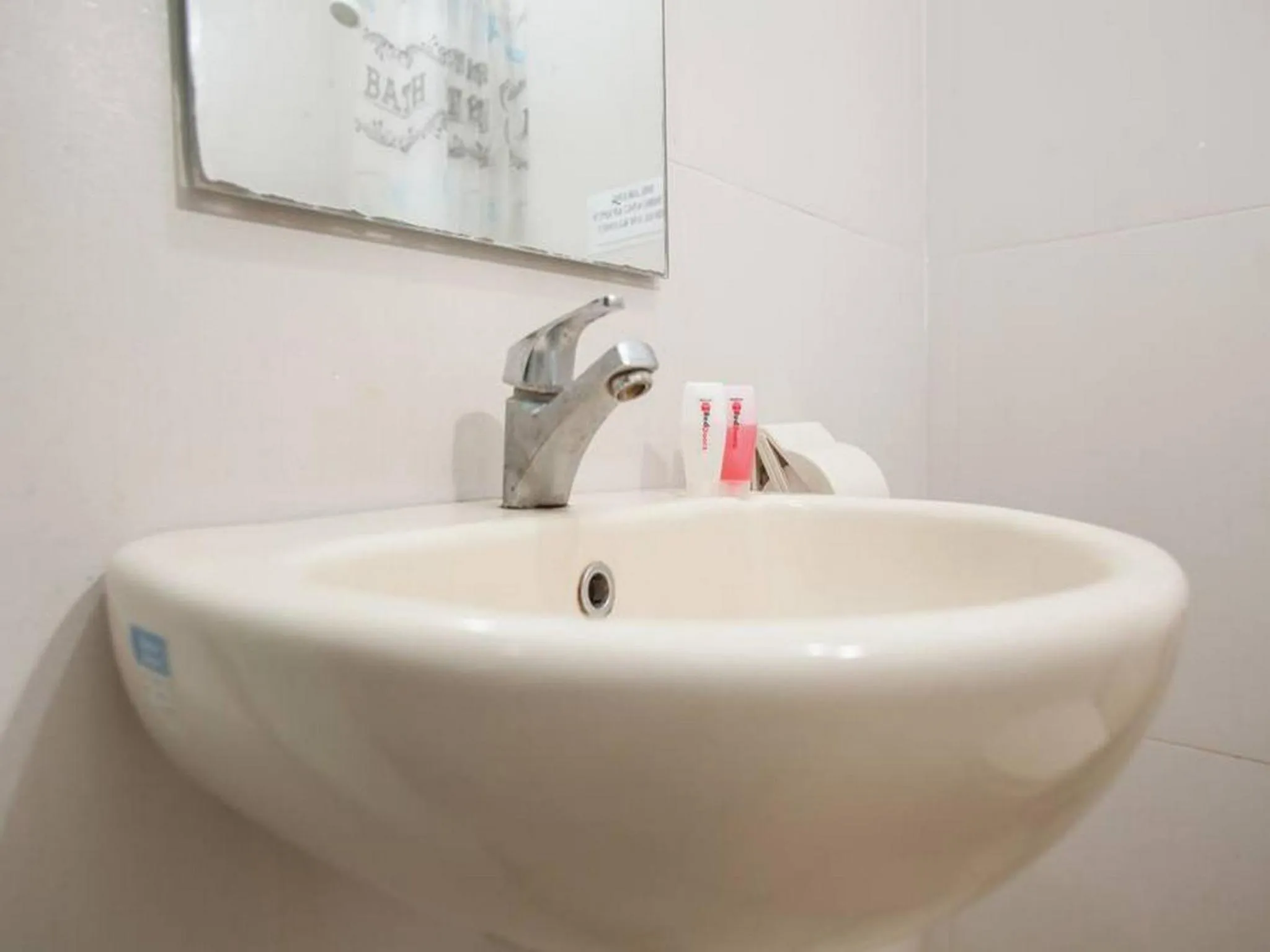 Bathroom in RedDoorz @ Raya Tidar