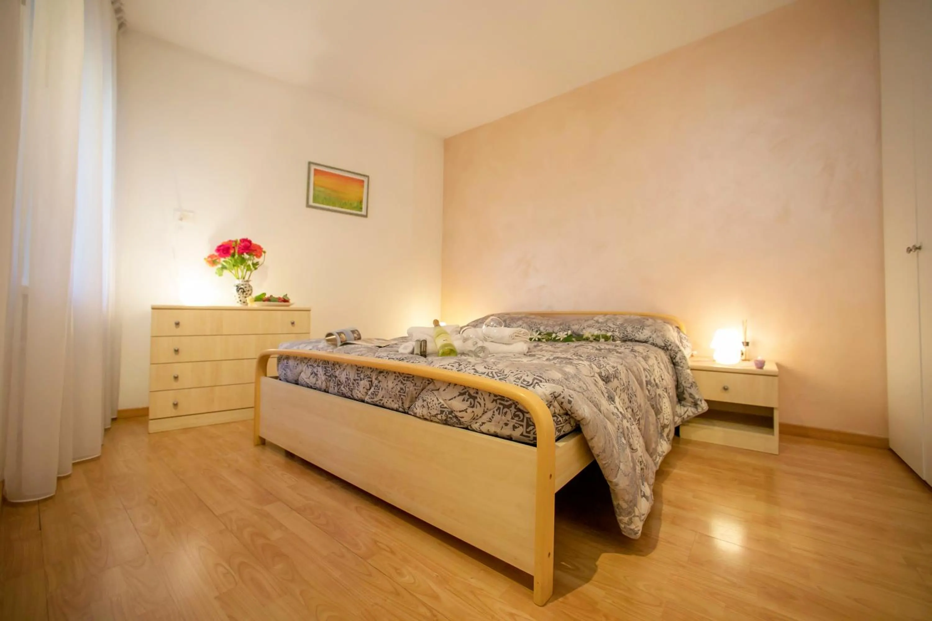 Bedroom, Bed in Riva Lago e Spiaggia Apartment - Happy Rentals