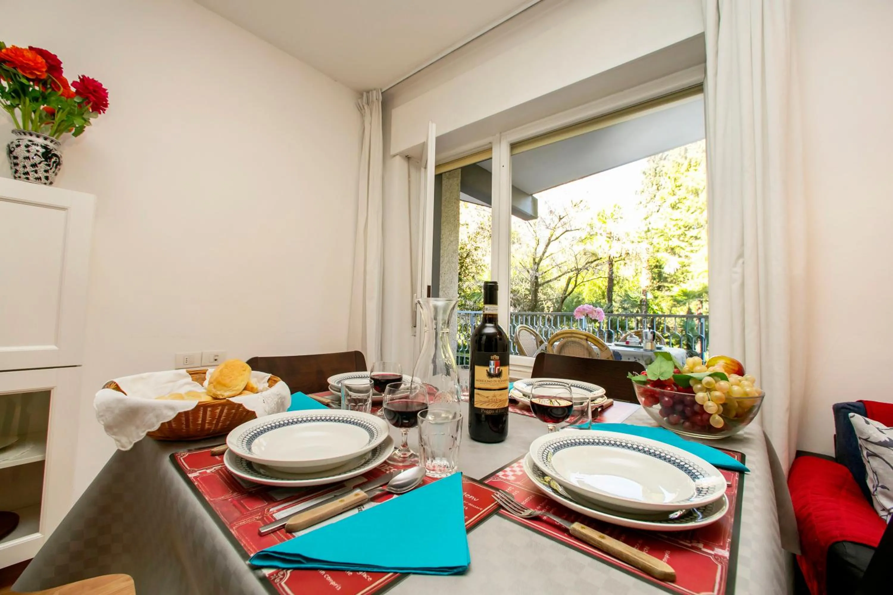 Dining area in Riva Lago e Spiaggia Apartment - Happy Rentals