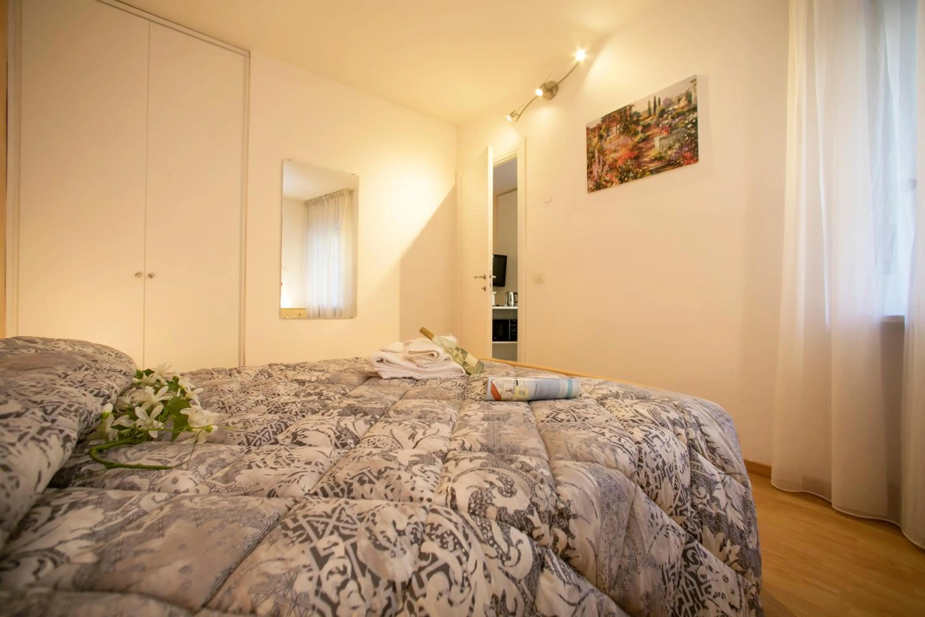Bedroom, Bed in Riva Lago e Spiaggia Apartment - Happy Rentals