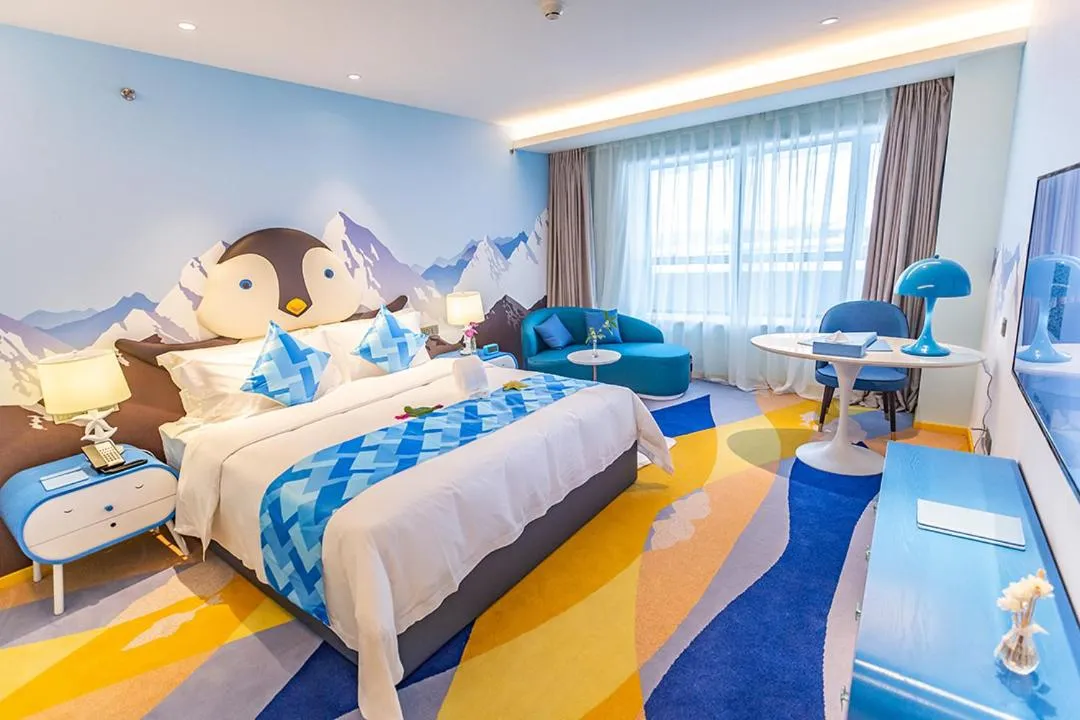 Photo of the whole room, Bed in Shanghai Haichang Ocean Park Resort Hotel