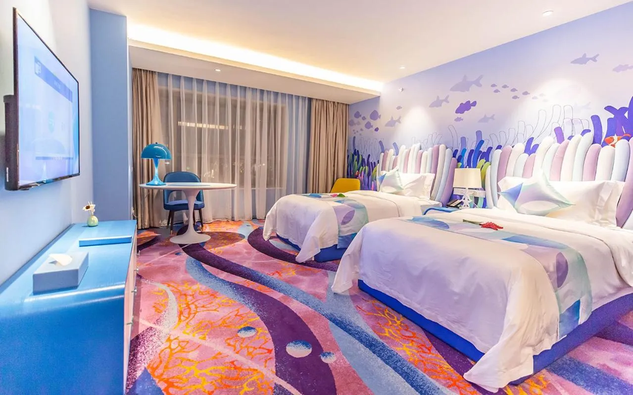 Photo of the whole room, Bed in Shanghai Haichang Ocean Park Resort Hotel