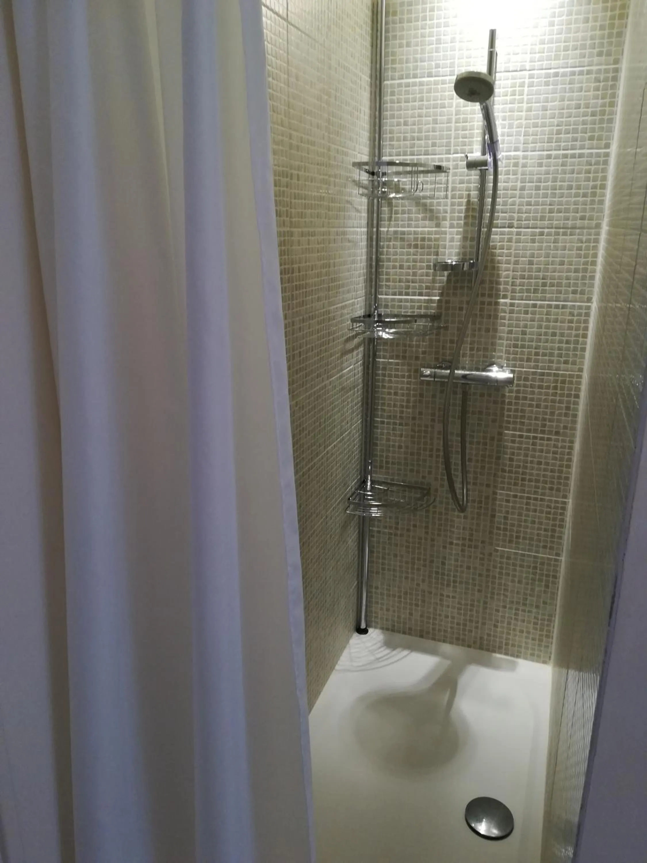 Shower in Les Marmottes Charentaises