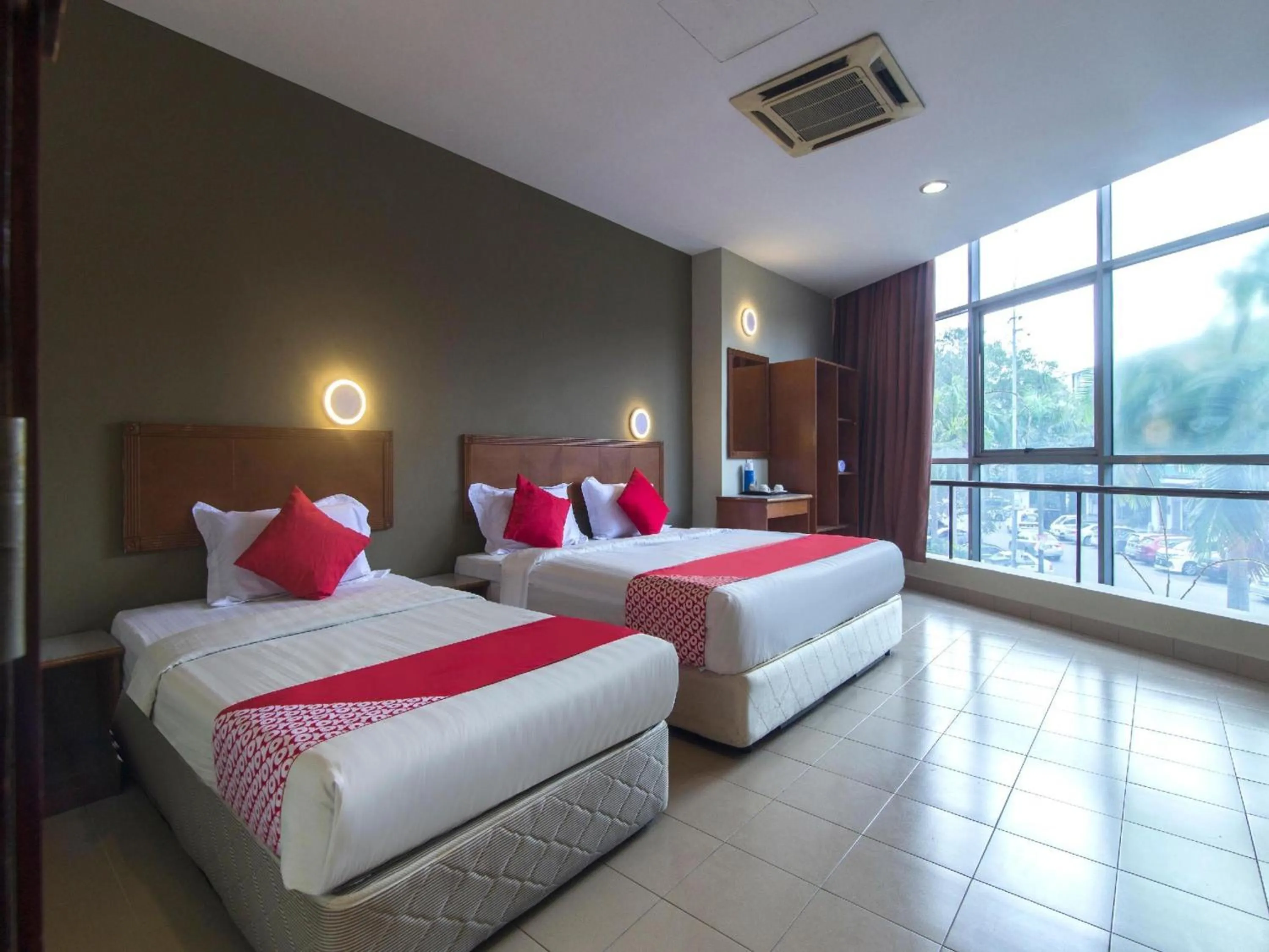 Photo of the whole room, Bed in Super OYO 828 Comfort Hotel Shah Alam
