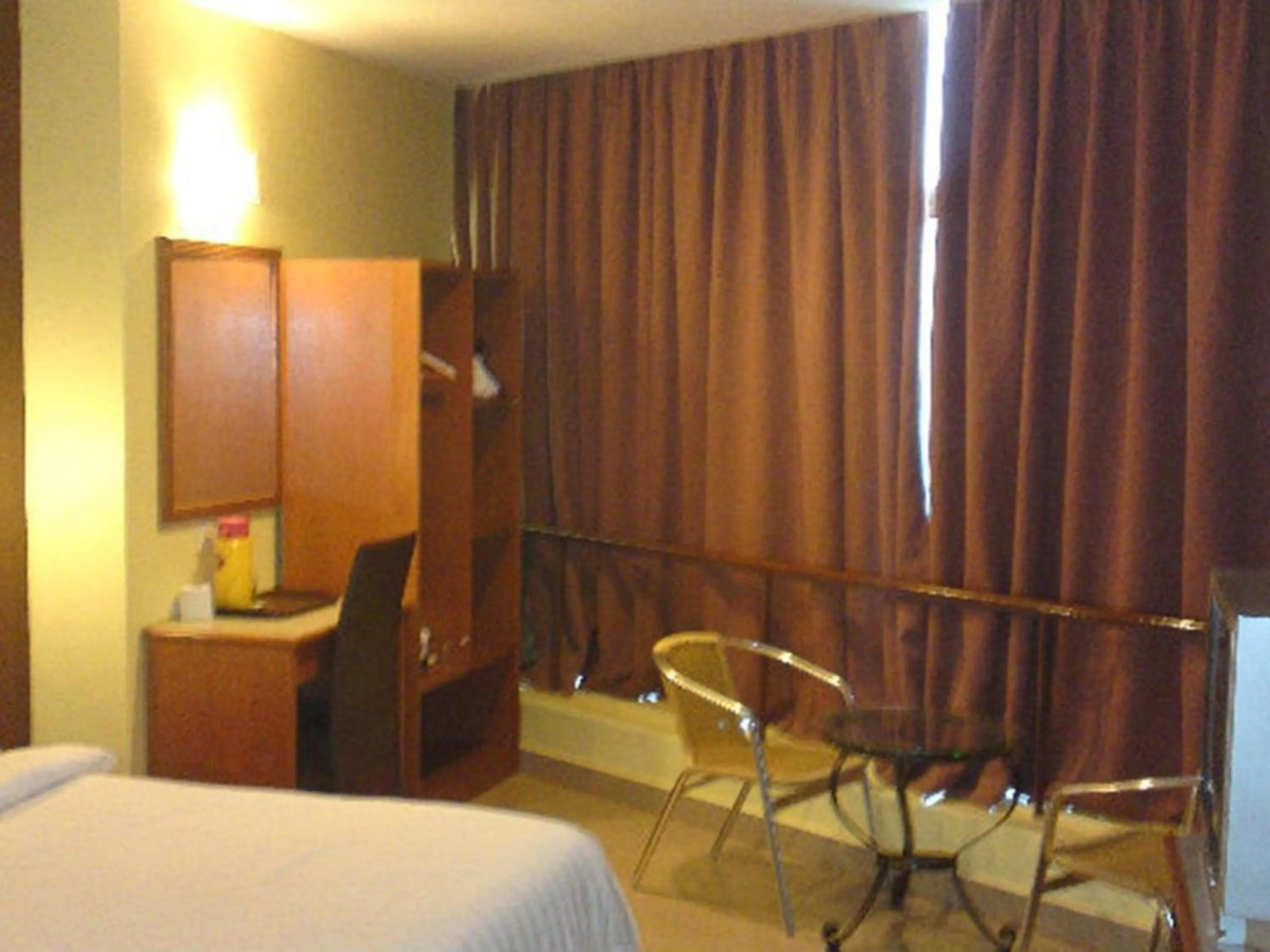 Photo of the whole room, Bed in Super OYO 828 Comfort Hotel Shah Alam