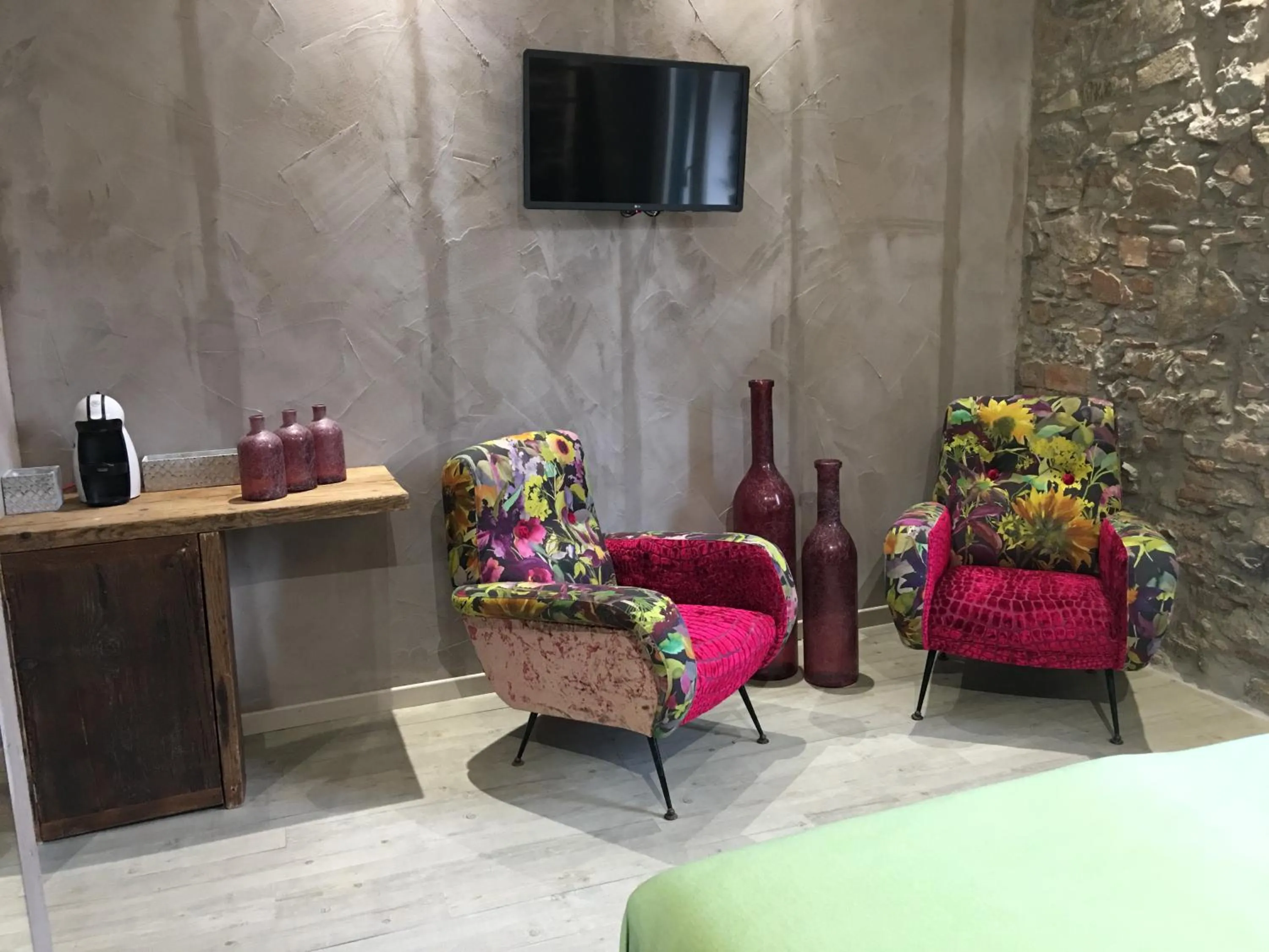 TV and multimedia in Inside the Wall