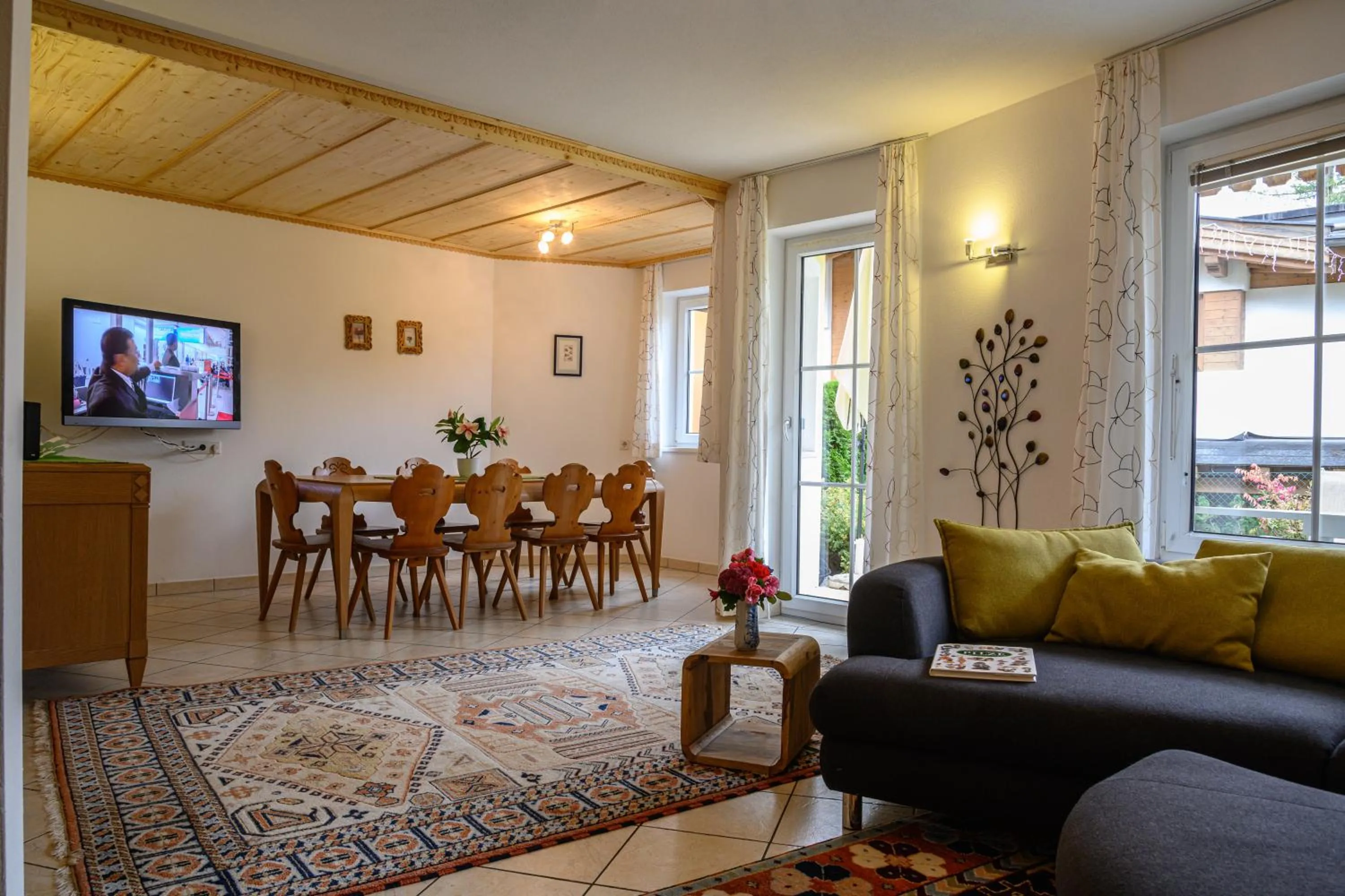 Communal lounge/ TV room in Haus Elisengrund am Geigenbuehel - chalet privé