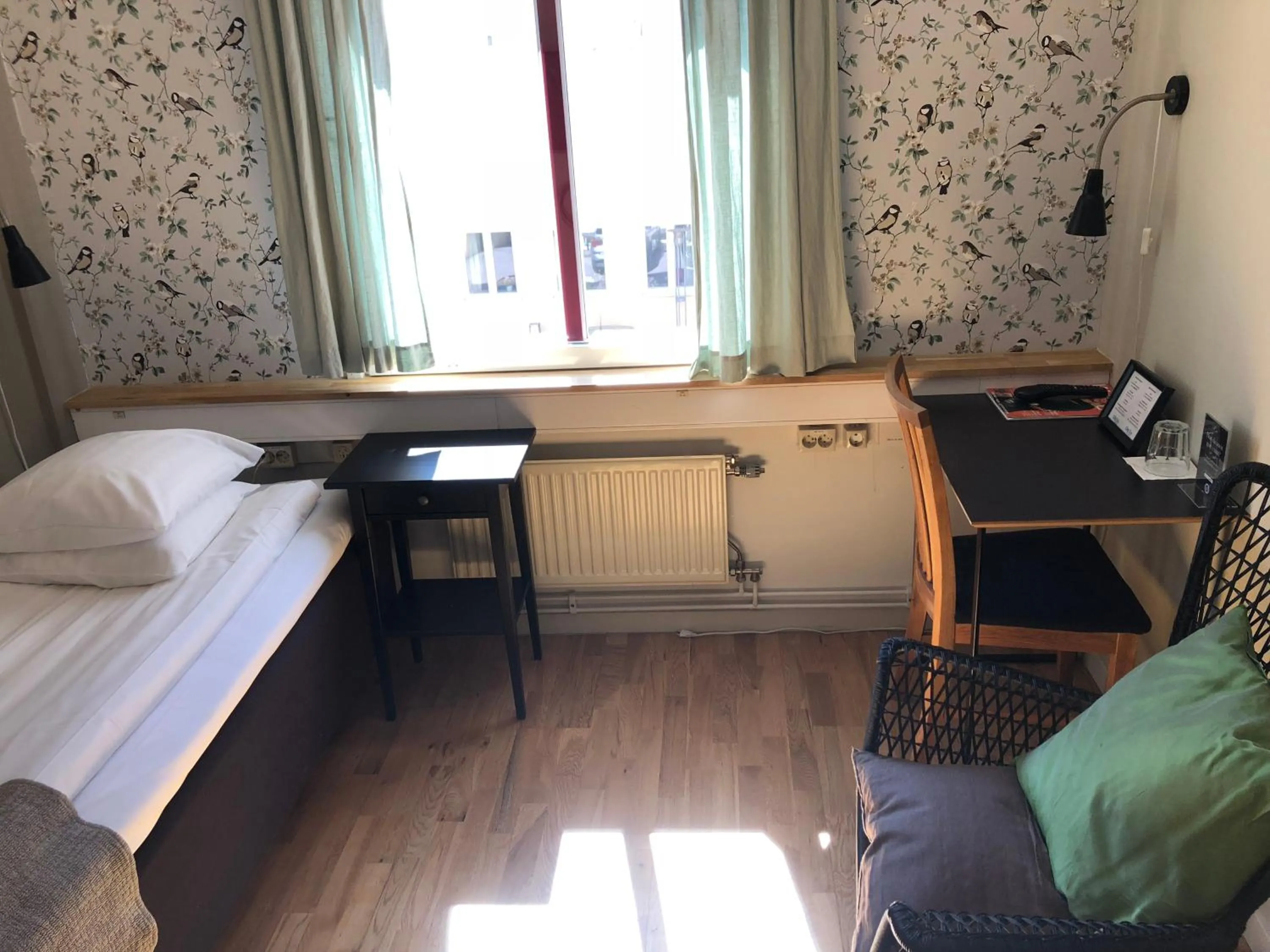 Seating area, Bed in Uppsala CityStay Hotel