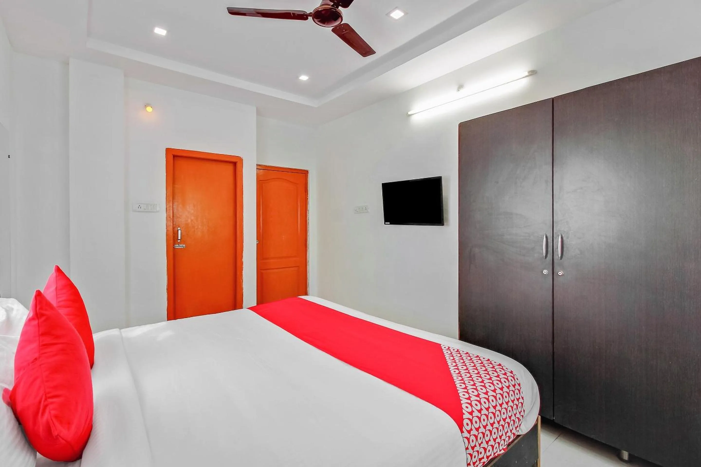 Bedroom, Bed in Super Hotel O Golden Hive Madhapur Near Shilparamam
