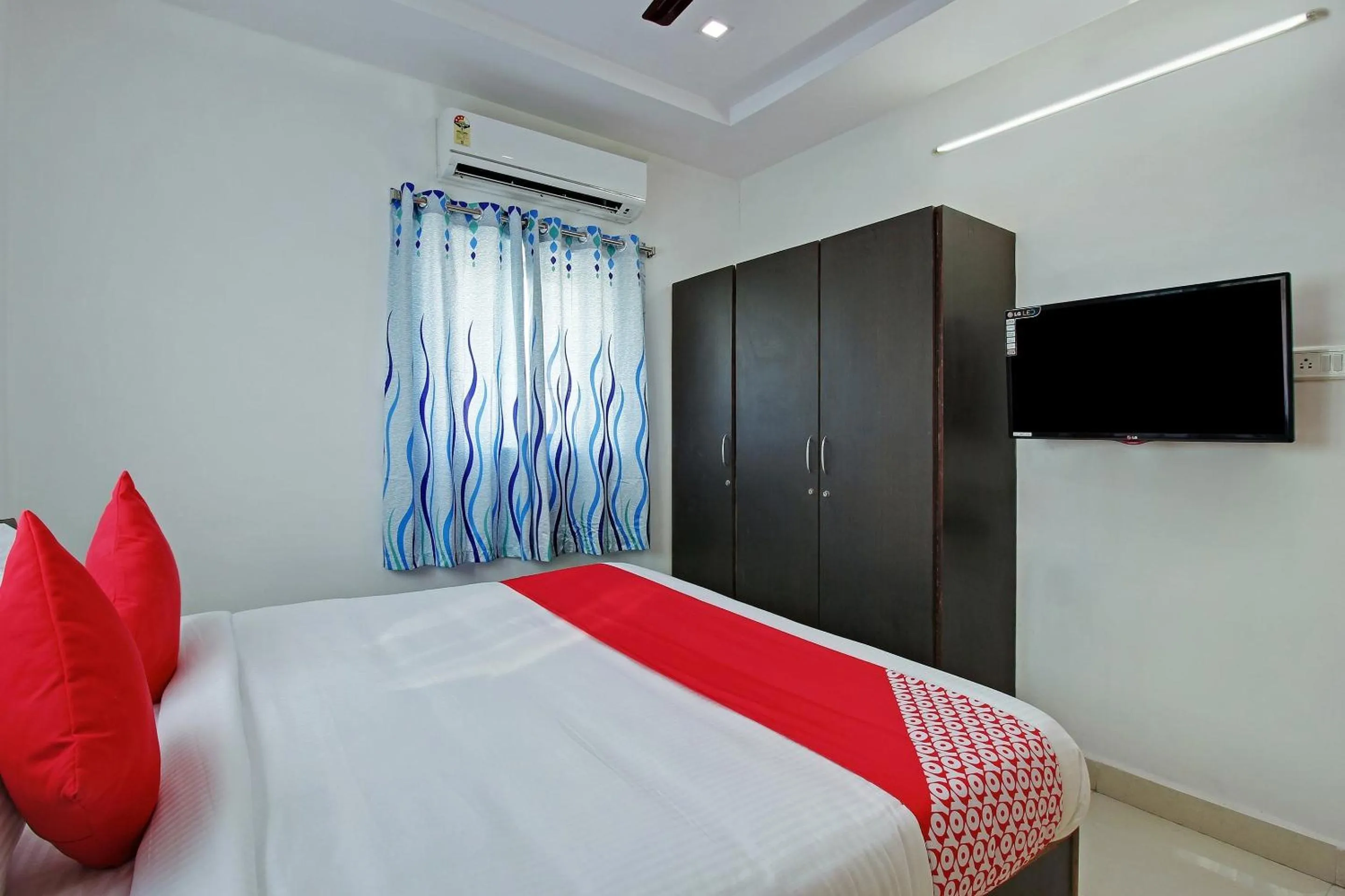 Bedroom, Bed in Super Hotel O Golden Hive Madhapur Near Shilparamam