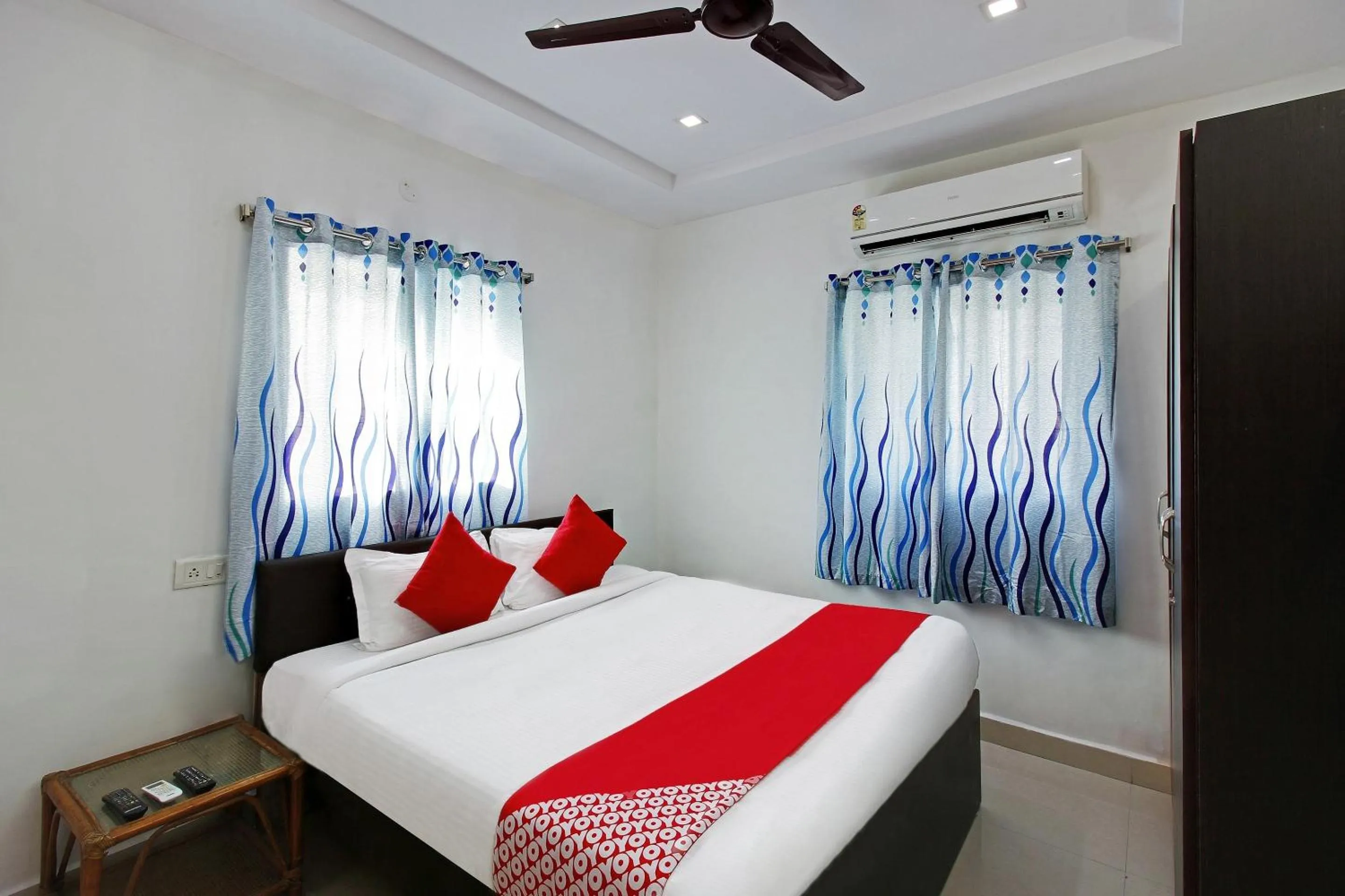Bedroom, Bed in Super Hotel O Golden Hive Madhapur Near Shilparamam
